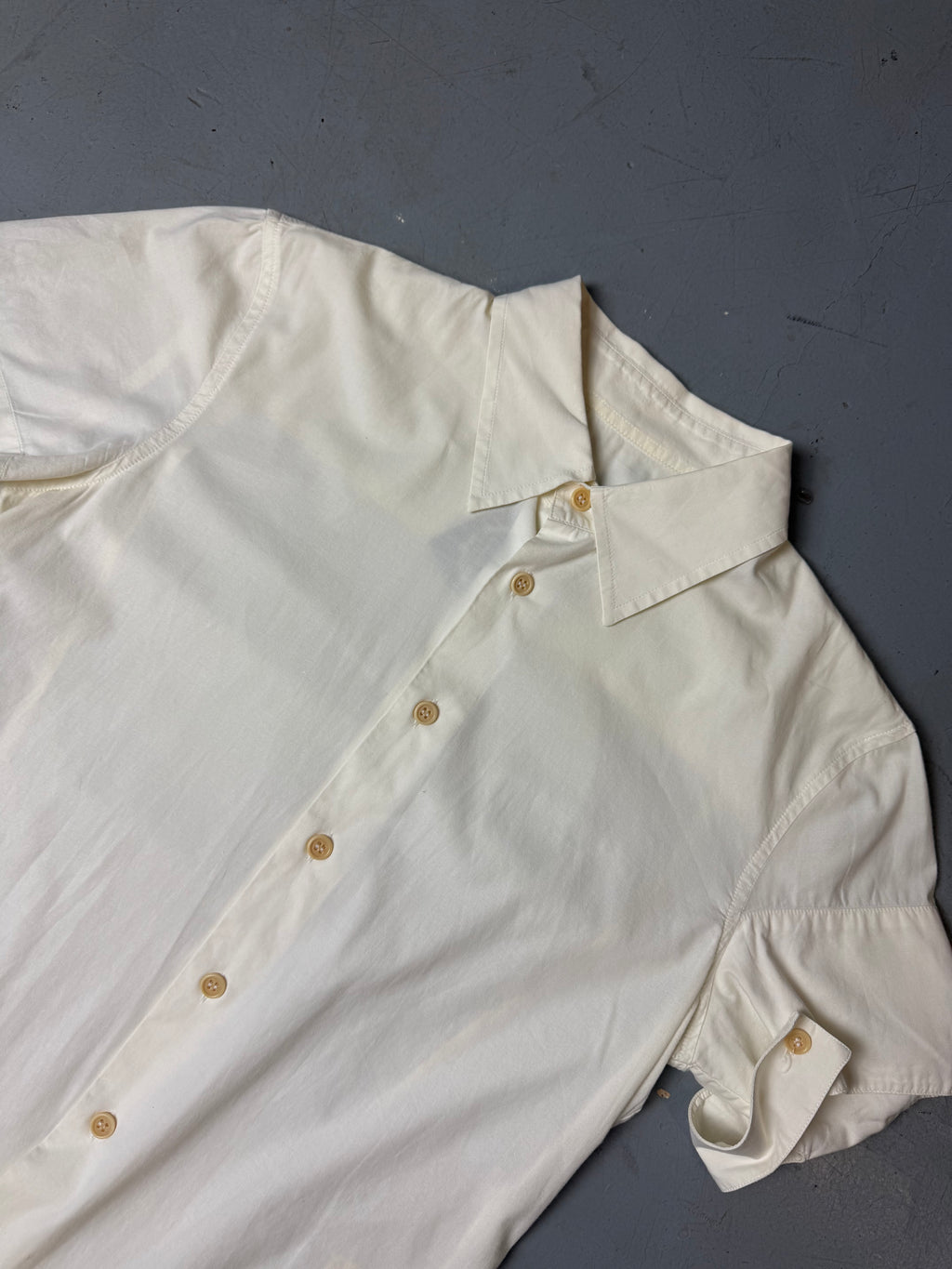 Detailliertes Produktbild von weisem Dirk Bikkembergs Hemd auf grauem Boden