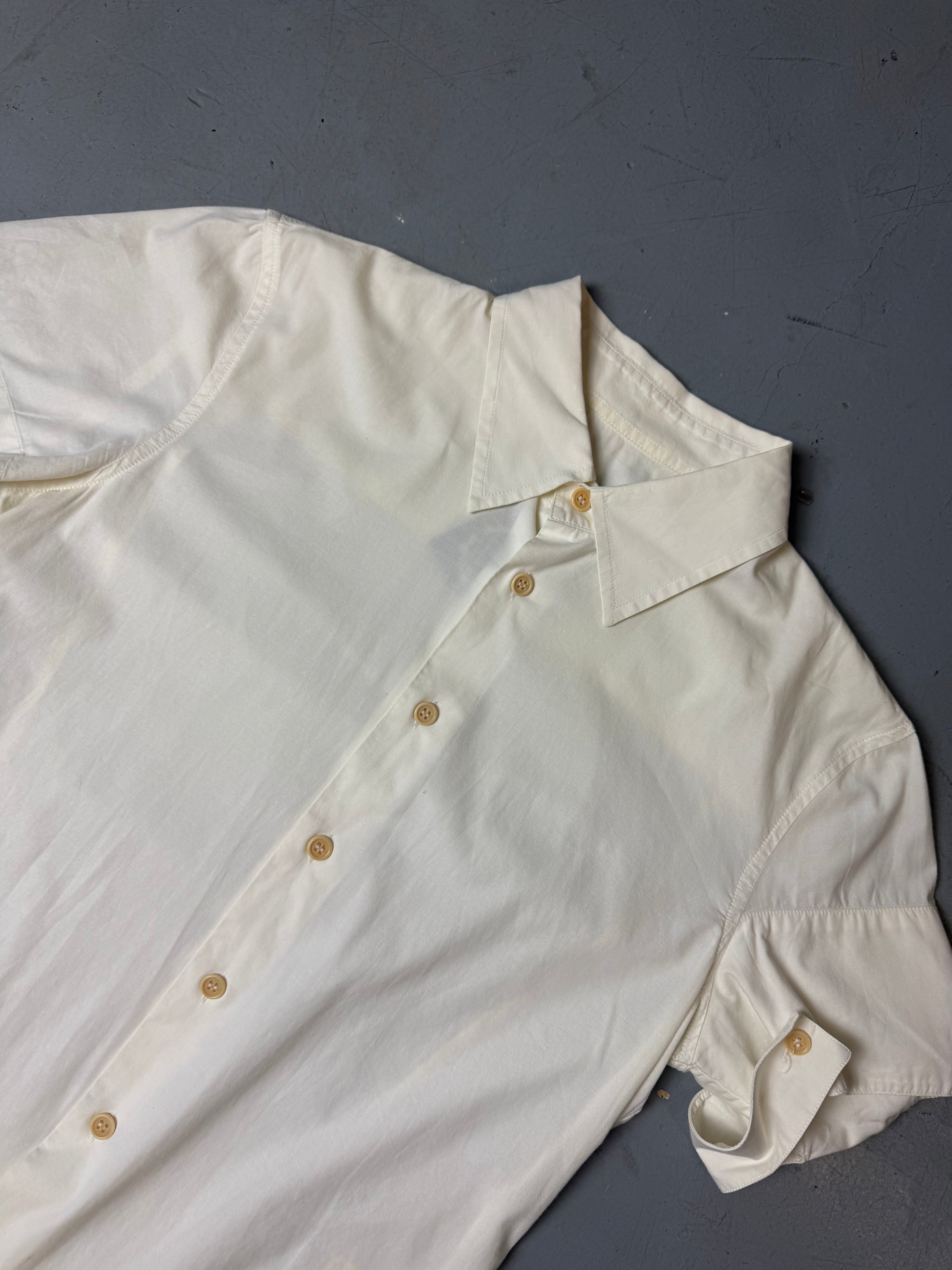 Detailliertes Produktbild von weisem Dirk Bikkembergs Hemd auf grauem Boden