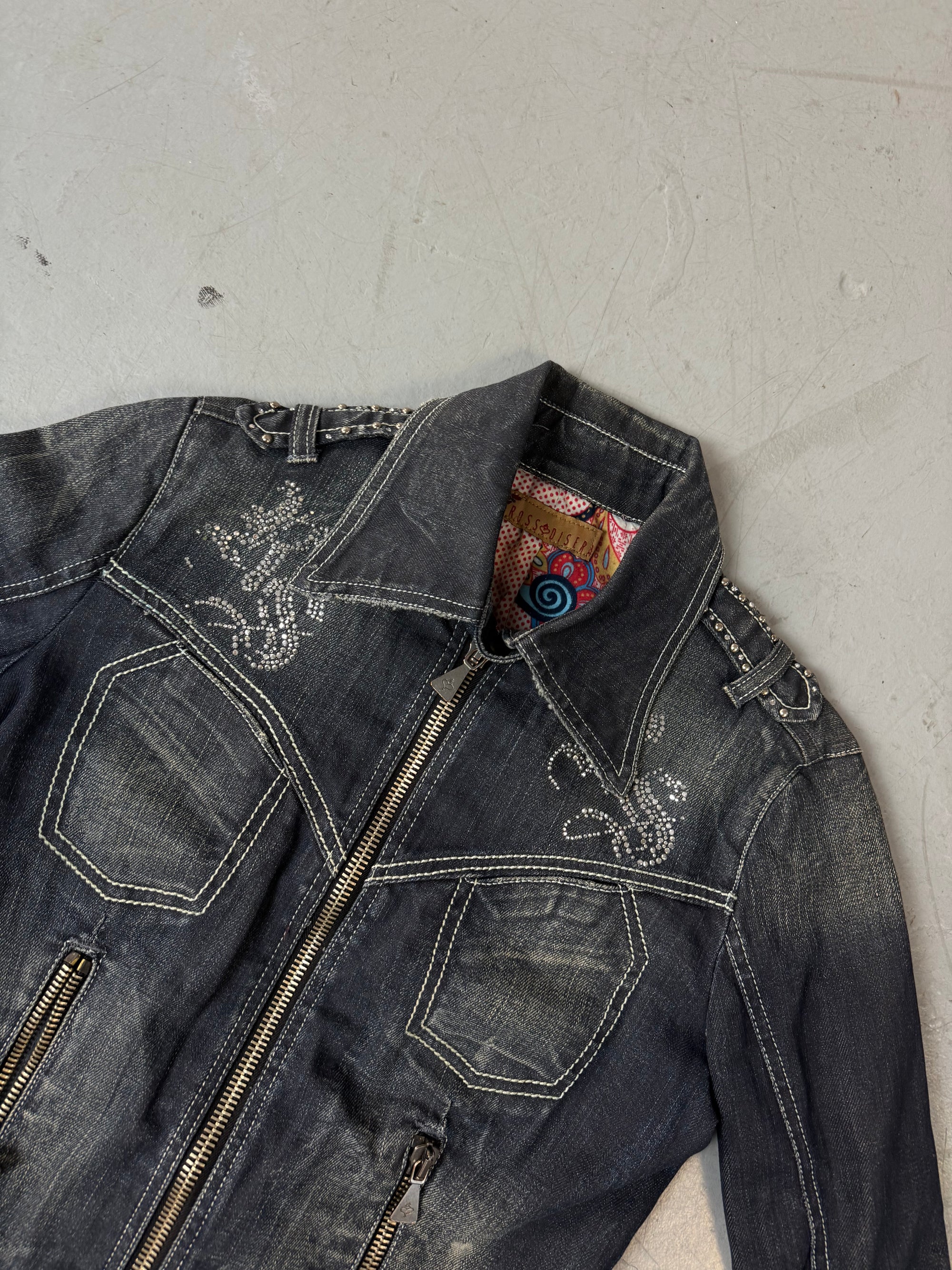 Eine blau-graue Jeansjacke mit strasssteinchen 