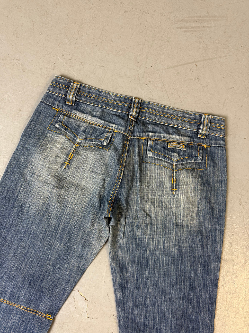 Eine blaue low waist jeans mit Stockungen y2k 2000s Stil 