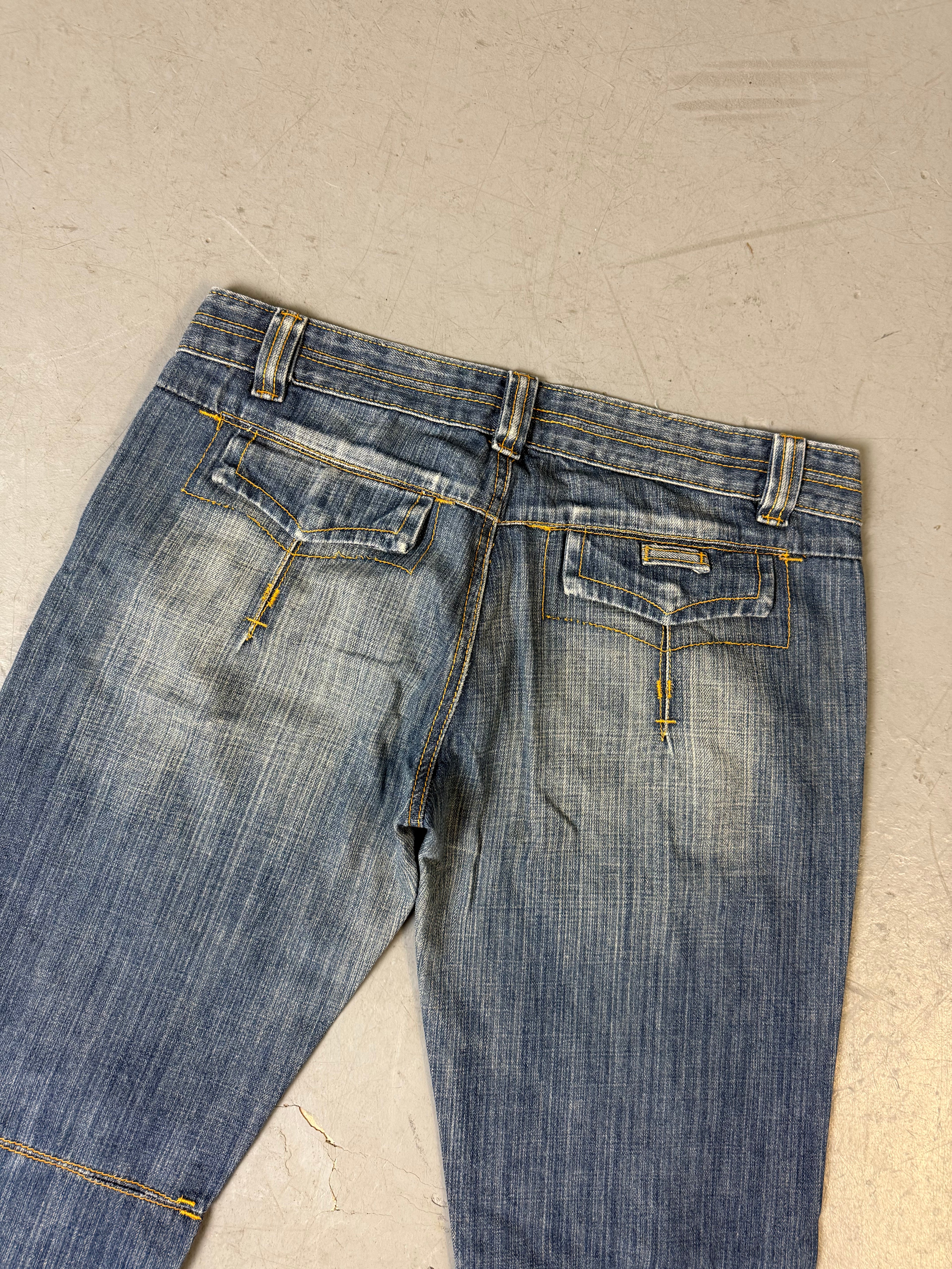 Eine blaue low waist jeans mit Stockungen y2k 2000s Stil 