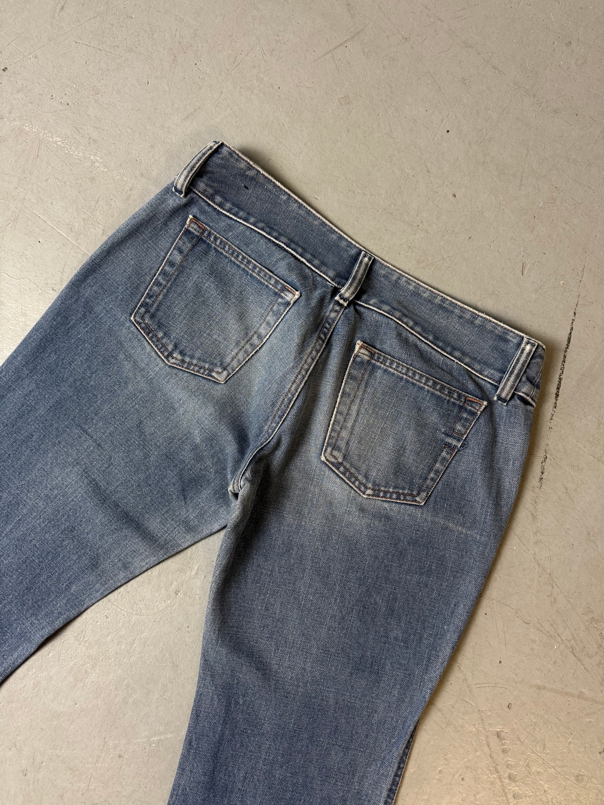 Detailbild von einer Vintage Diesel Mid Waisted Bootcut Jeans vom Bund von hinten