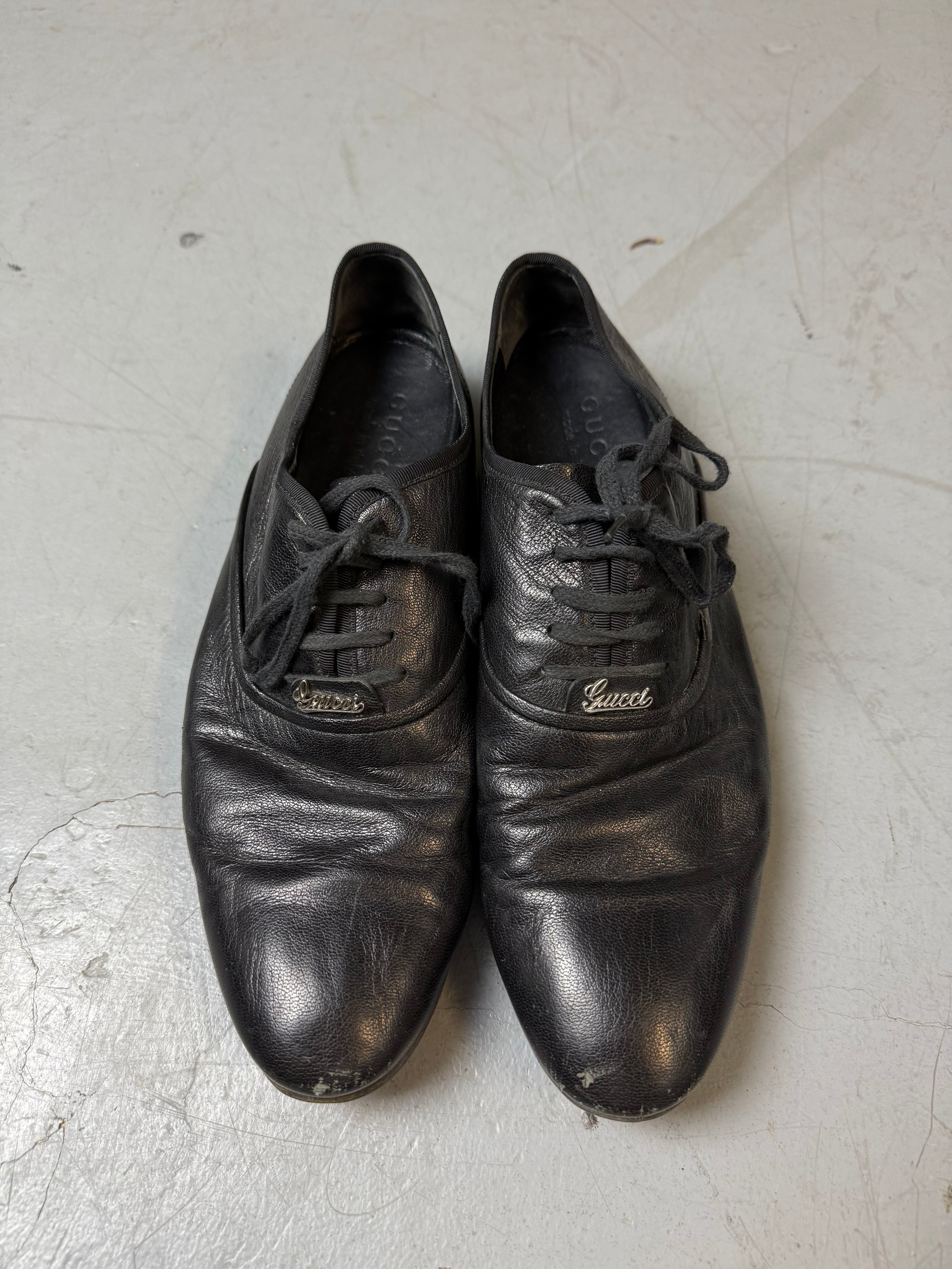 Schwarze gucci Oxford Schuhe mit leichtem Absatz und gucci Logo auf den Schnürsenkeln 