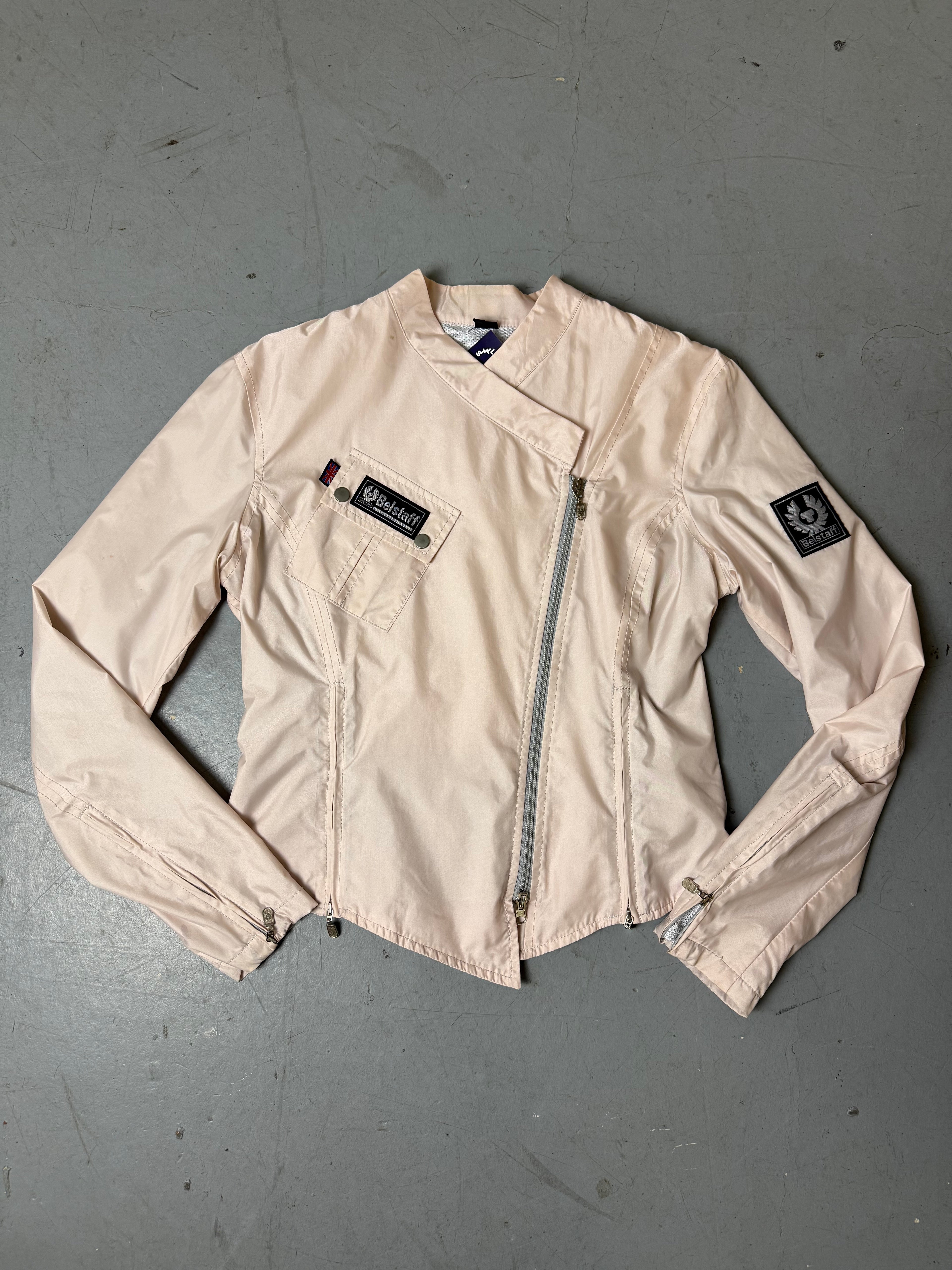 Vintage Belstaff Light Pink Jacket Getragen mit schrägem zipper vor weißer Wand