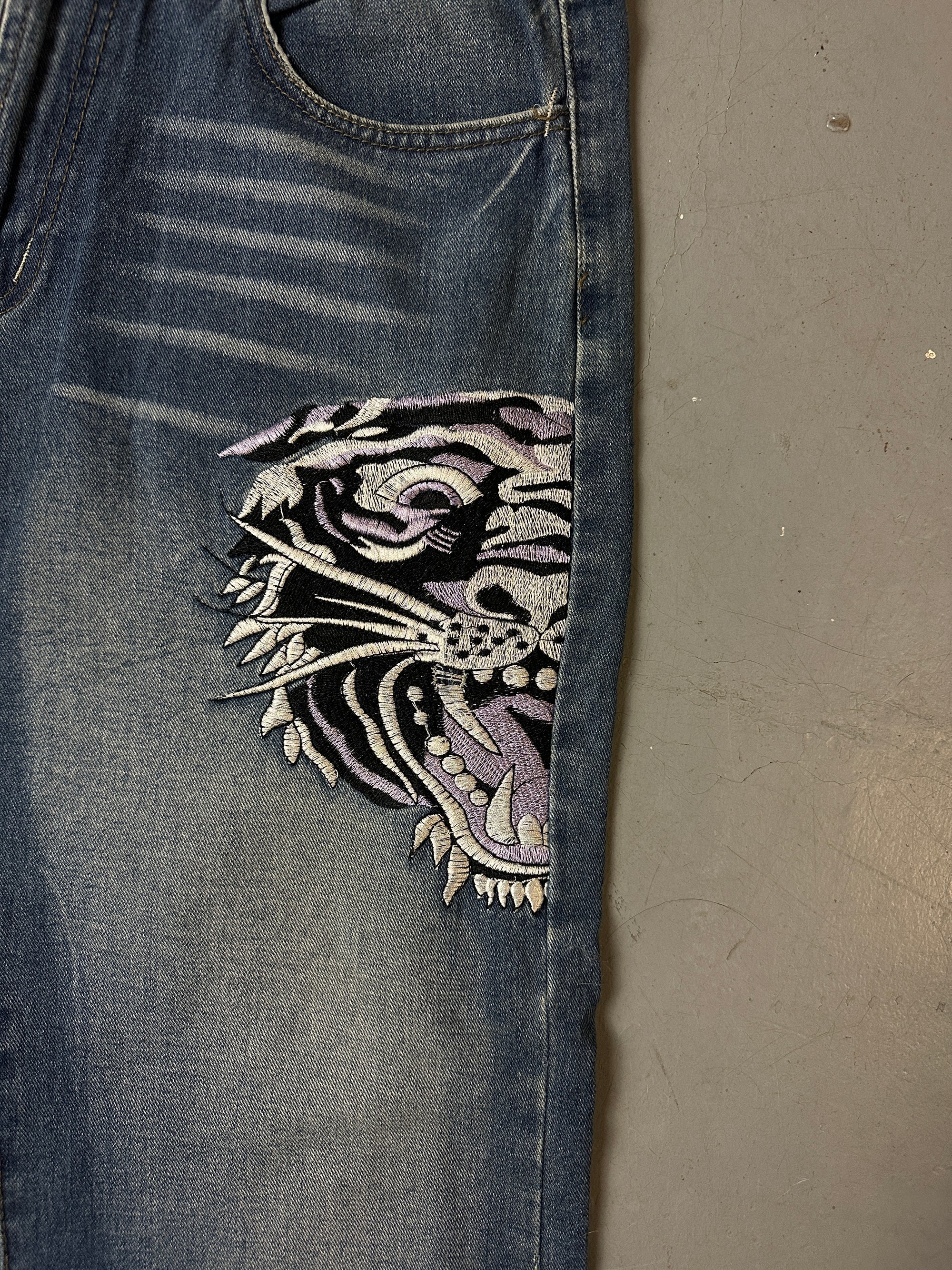 Detailbild von Vintage Ed Hardy Printed Tiger Denim von vorne