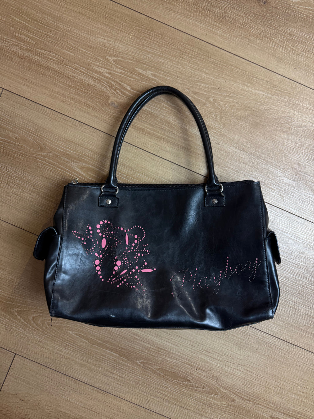 Produktbild von einer Vintage Playboy Black Bag with Pink Details von vorne