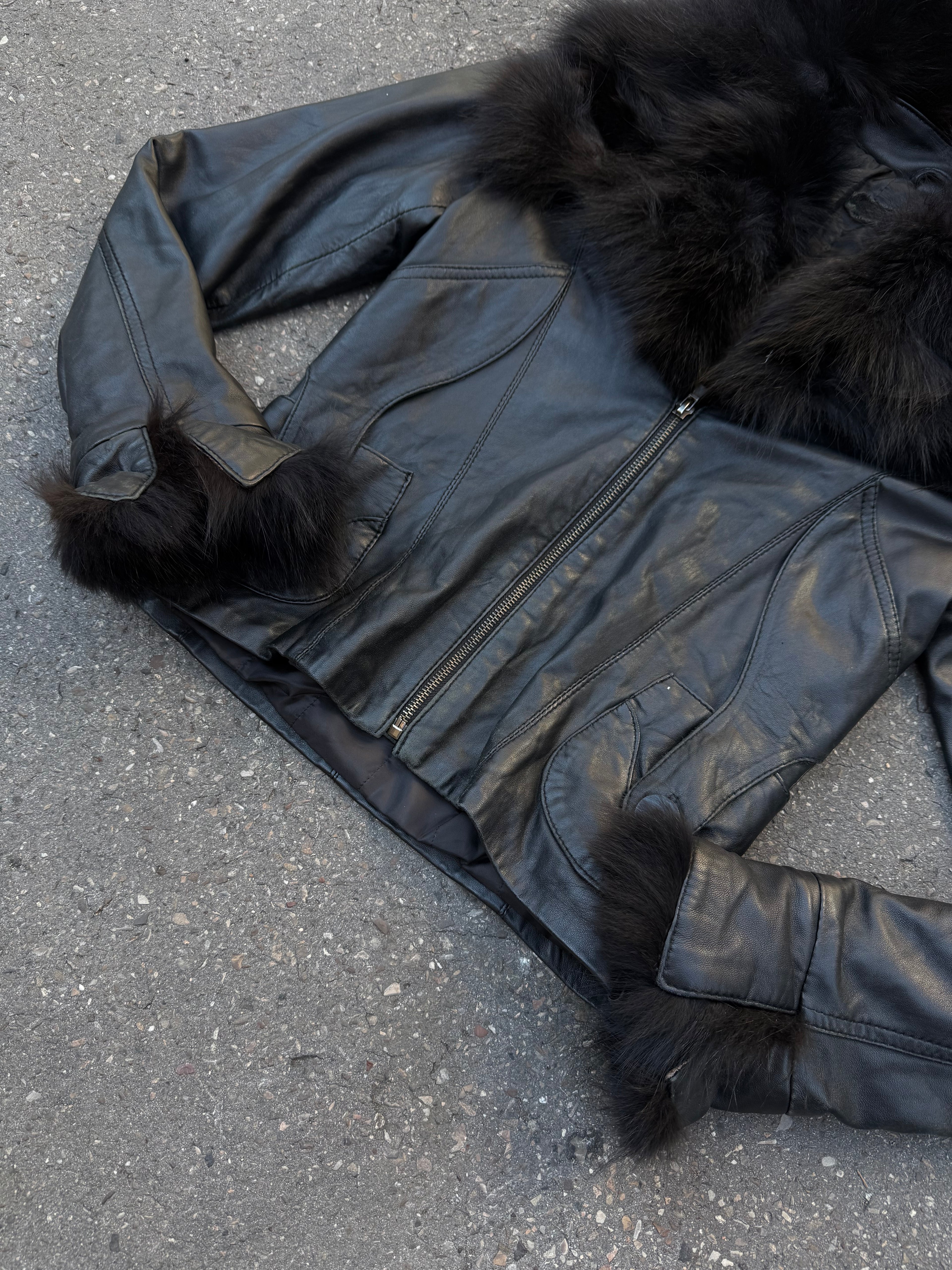 Eine schwarze Lederjacke mit Faux Fur am Kragen und an den Ärmeln