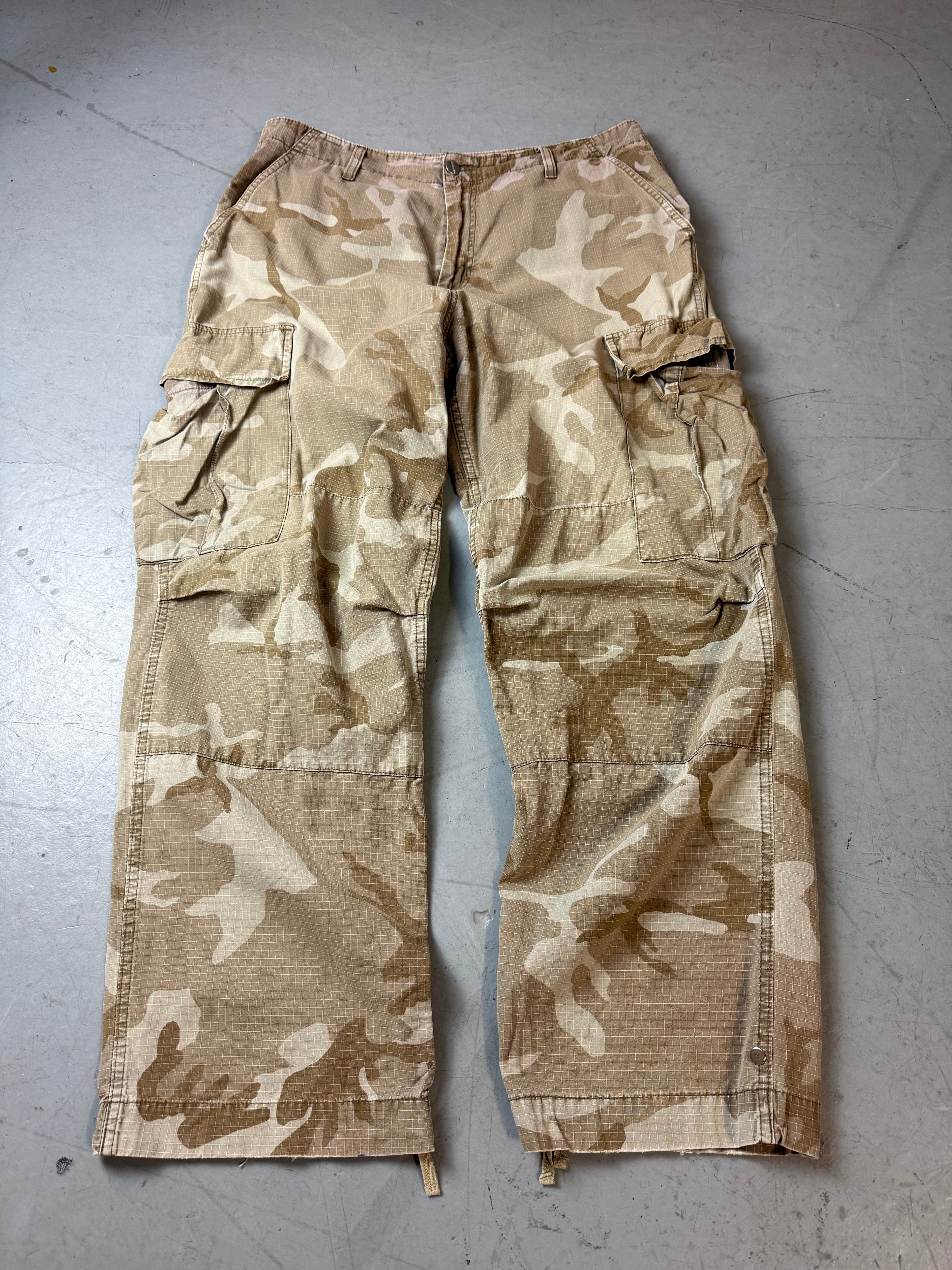 Produktbild von Vintage Carhartt Camouflage Baggy Pants L von vorne 
