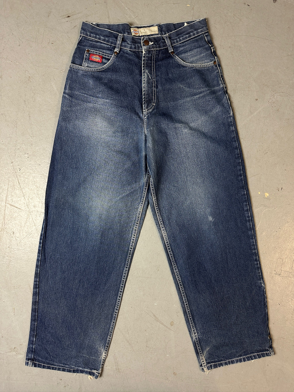 Eine blaue baggy Jeans von dickies mit Logo stitching auf der back pocket 