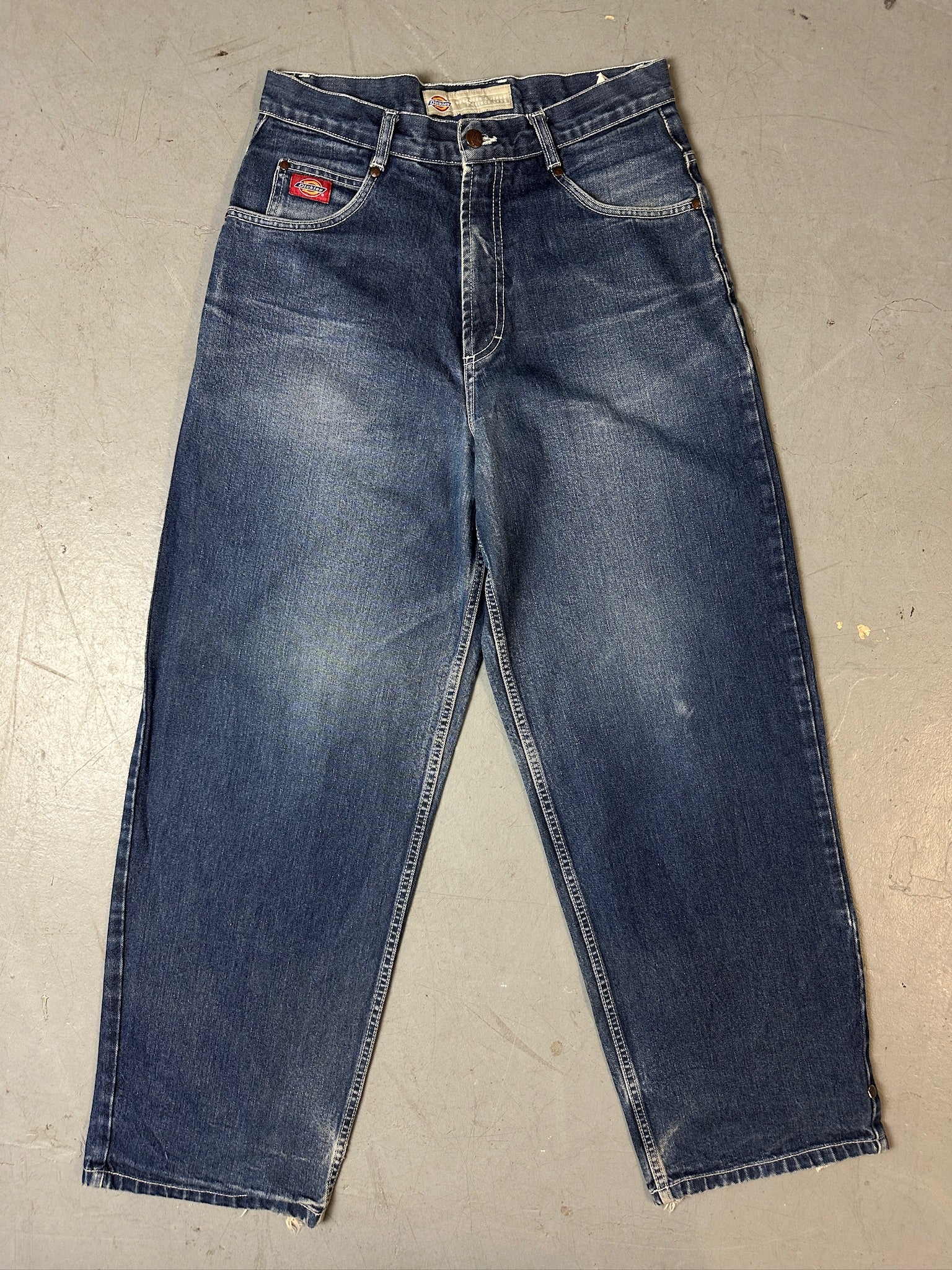 Eine blaue baggy Jeans von dickies mit Logo stitching auf der back pocket 