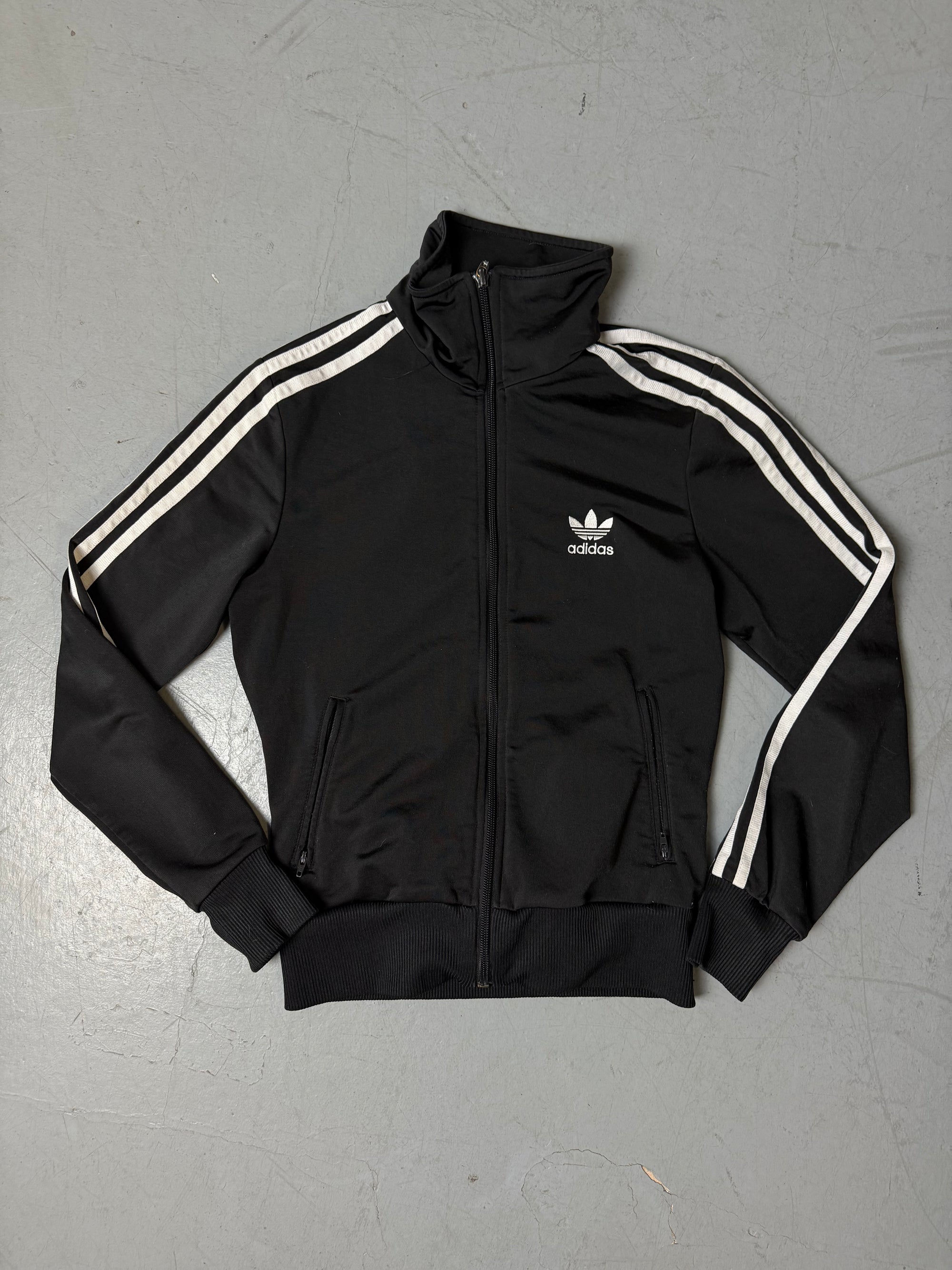 Eine schwarze Adidas Firebird Track Jacke mit weißen Streifen XS 