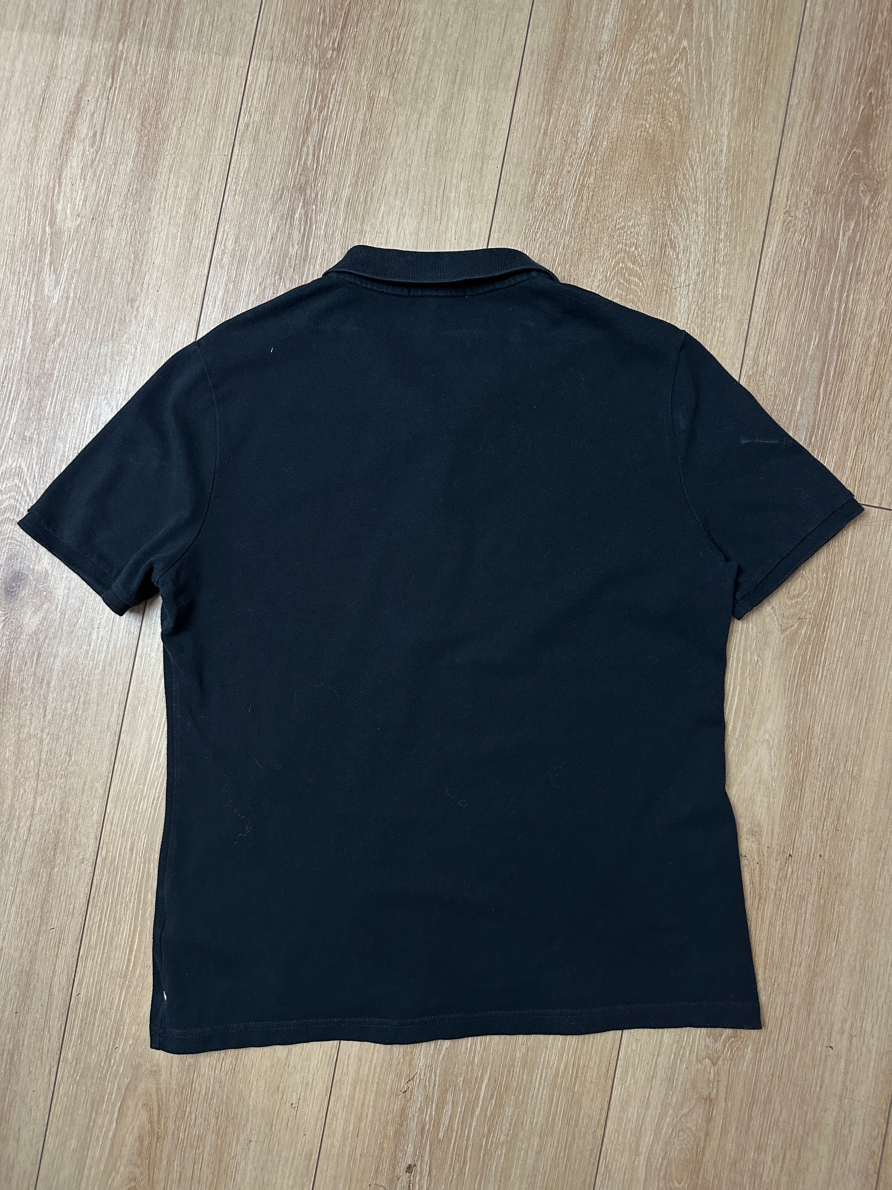 Ein schwarzes Polo von Burberry mit Knöpfen 