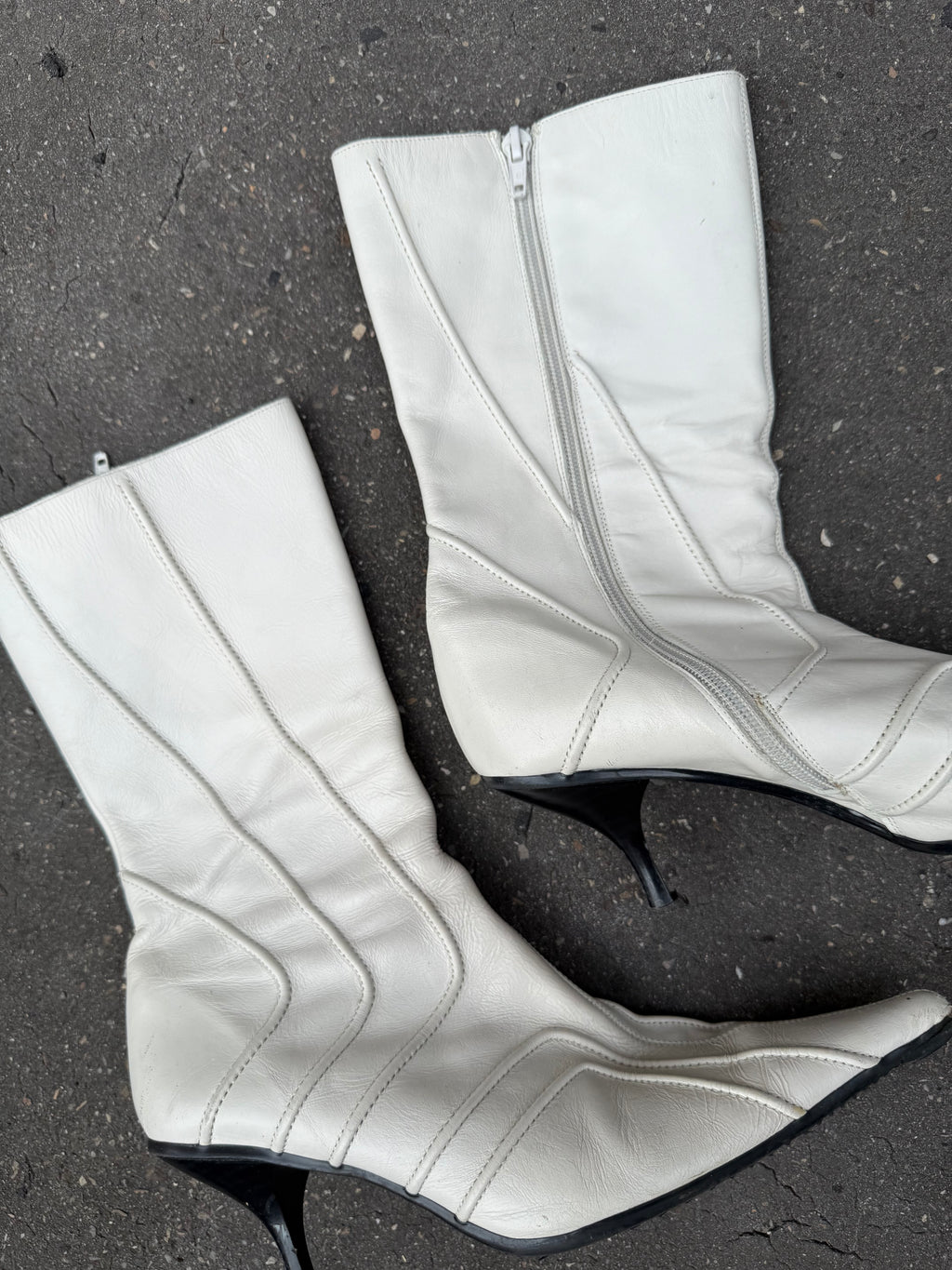 Weiße Leder Stiefel mit Absatz und Spitzer Front