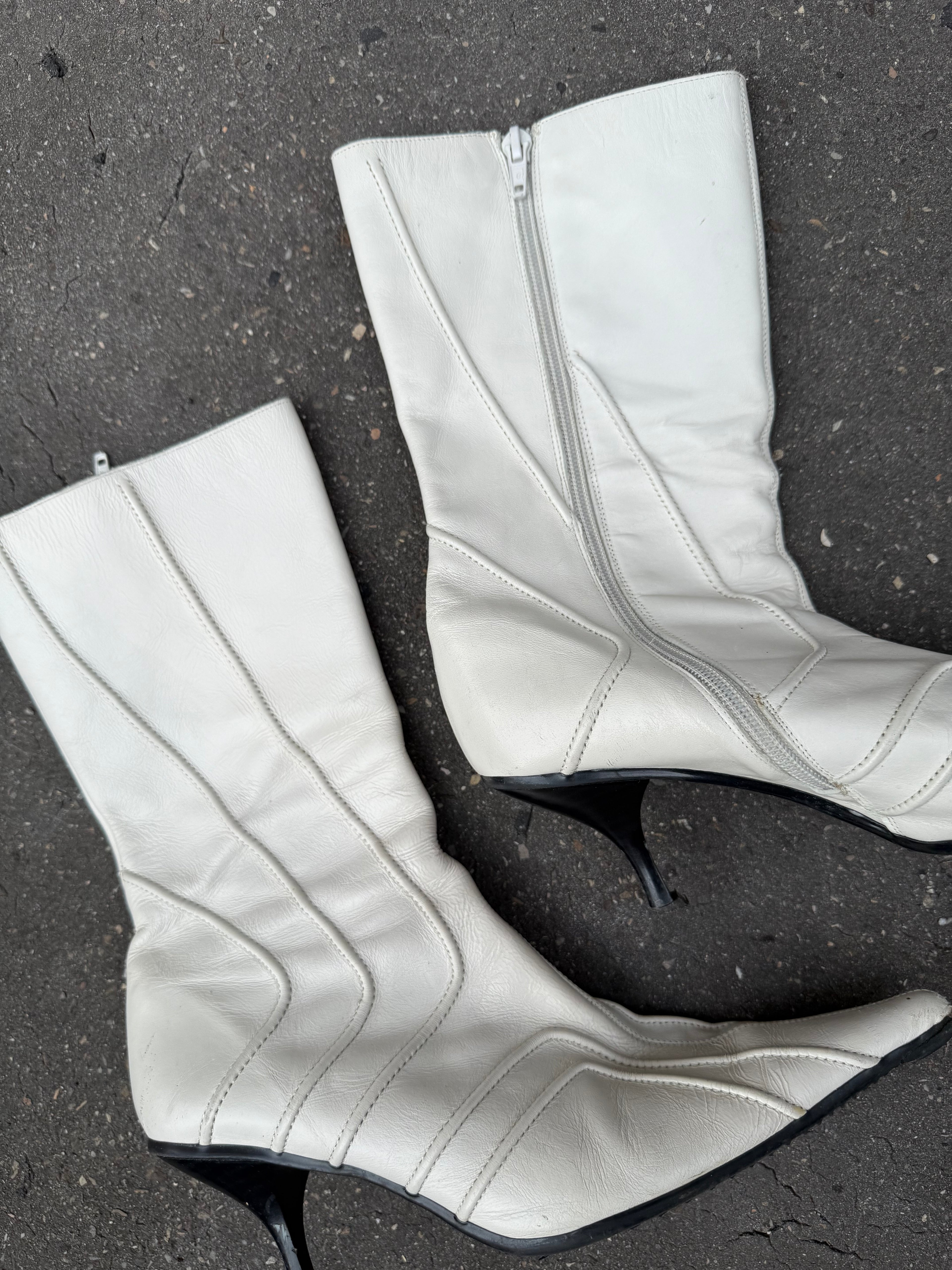 Weiße Leder Stiefel mit Absatz und Spitzer Front