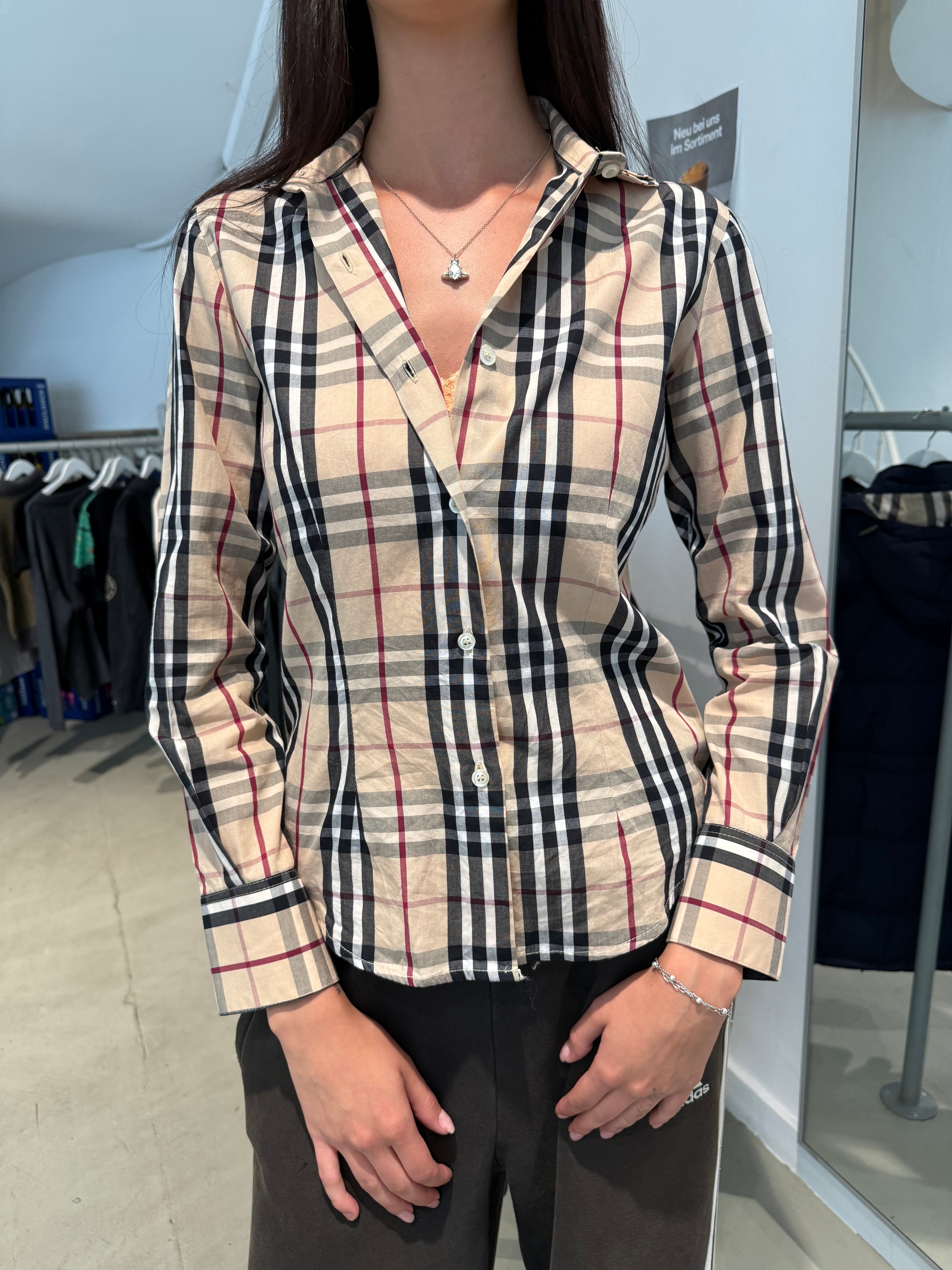 Vintage Brown Shirt für Damen. Y2K Second Hand 2000s Fashion.