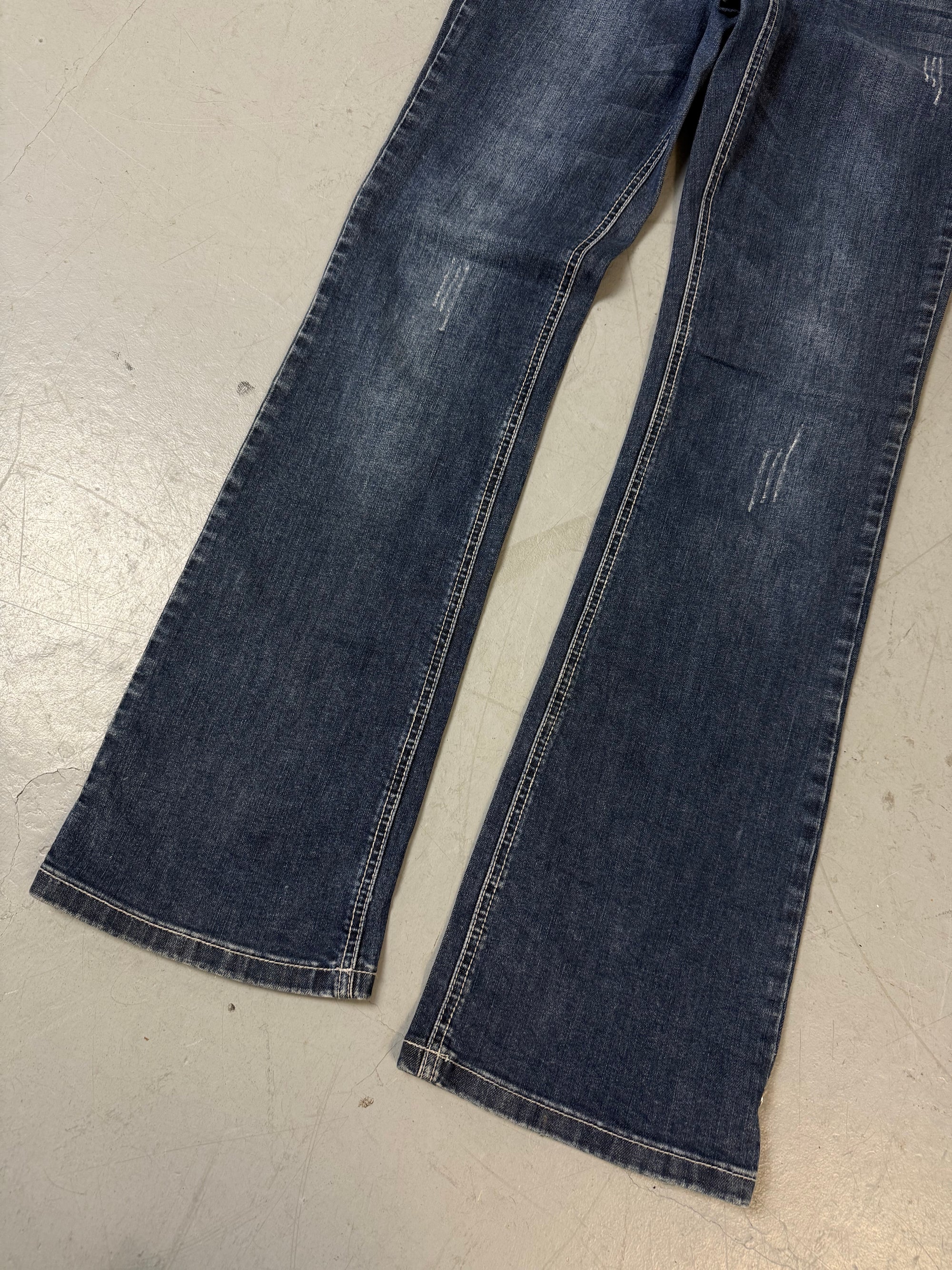Eine Low Waist dunkelblaue y2k Jeans mit Cross rhinestone Patch auf den Backpockets 