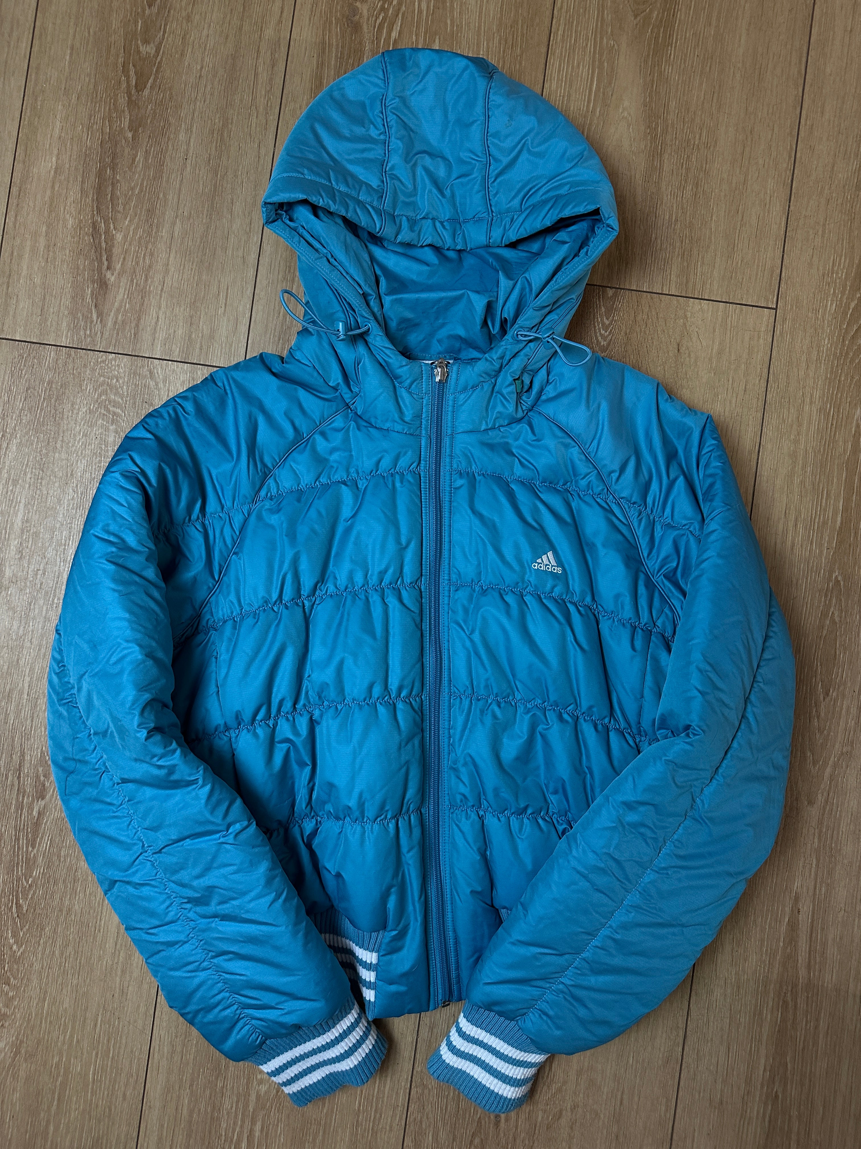 Produktbild von einer Vintage Blue Adidas Puffer Jacket von vorne