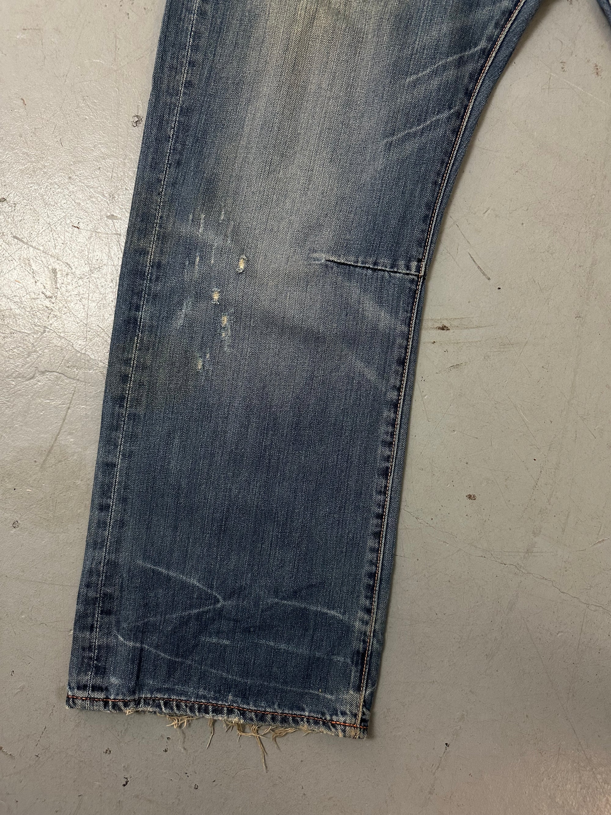 Eine baggy Ed Hardy denim mit totenkopf Print auf den backpockets