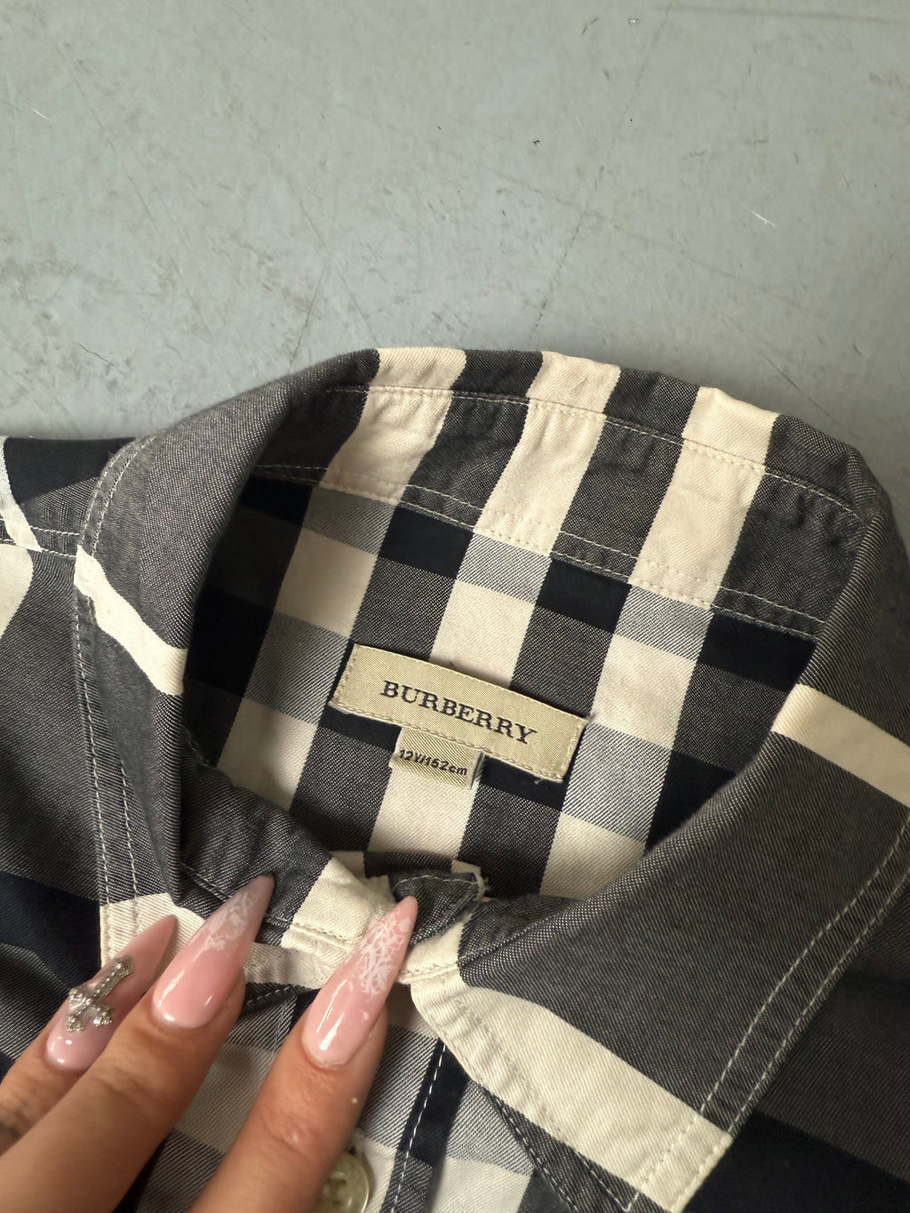 Eine schwarz weiß karierte Bluse von Burberry 