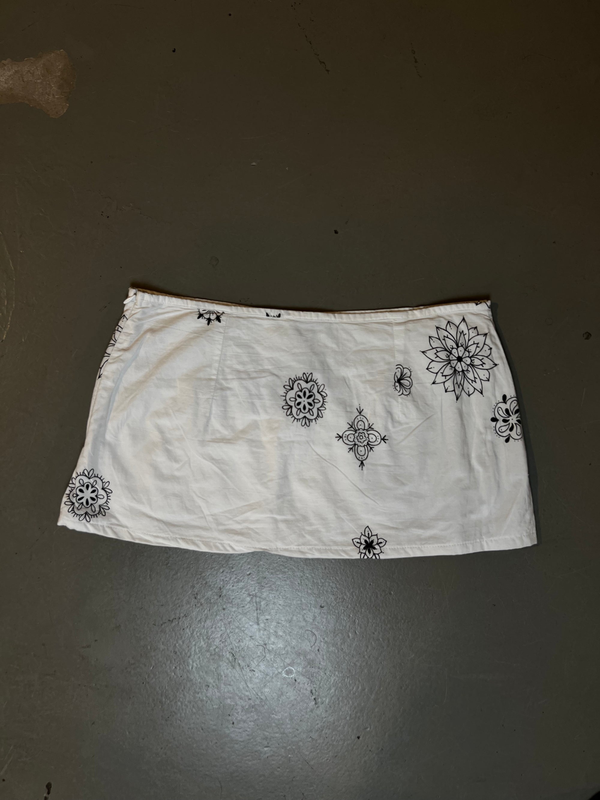 Vintage White Mini Skirt with Flowers S/M