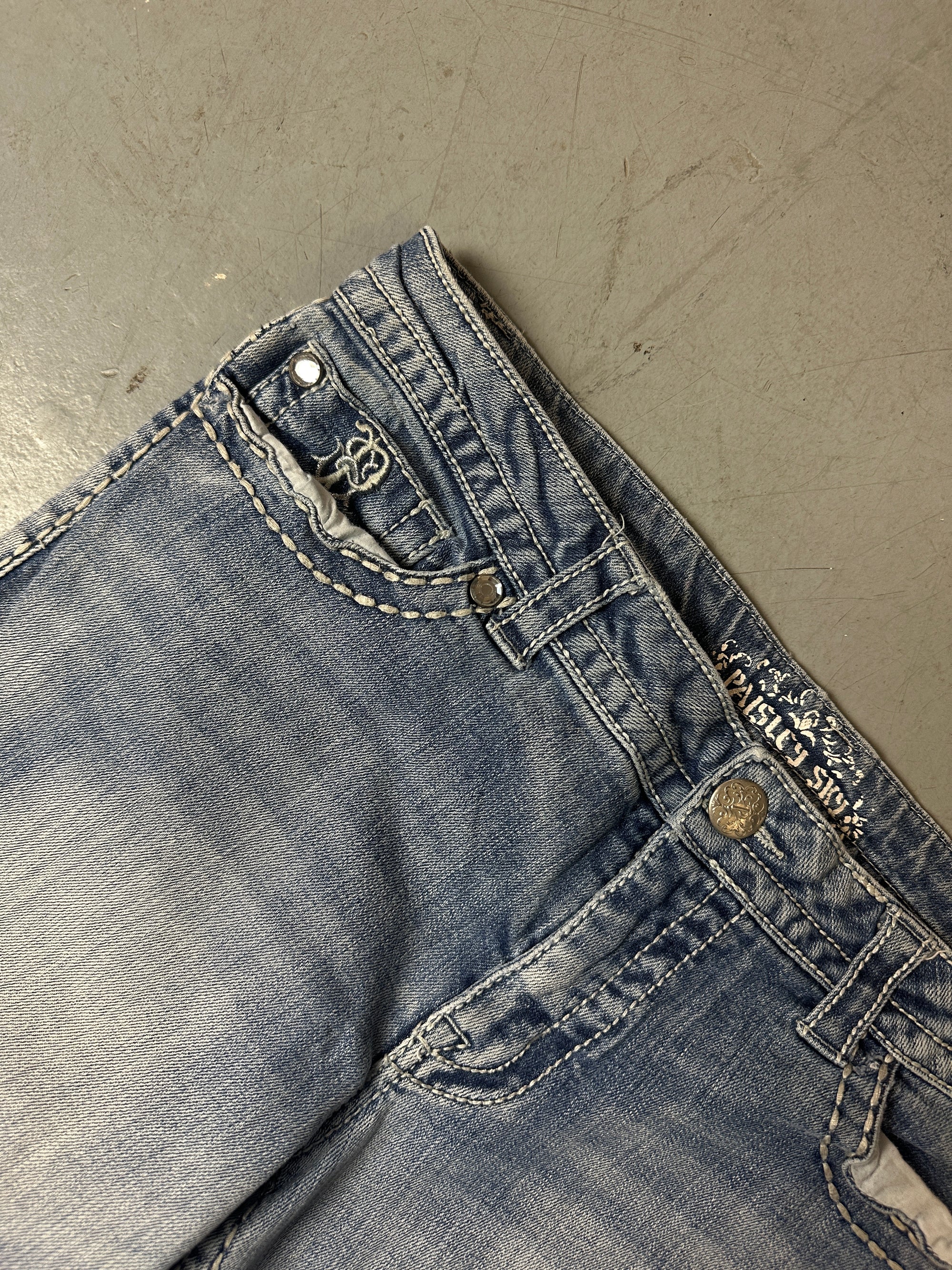 Detailbild von Vintage Glittery Backpocket Stitched Denim von vorne