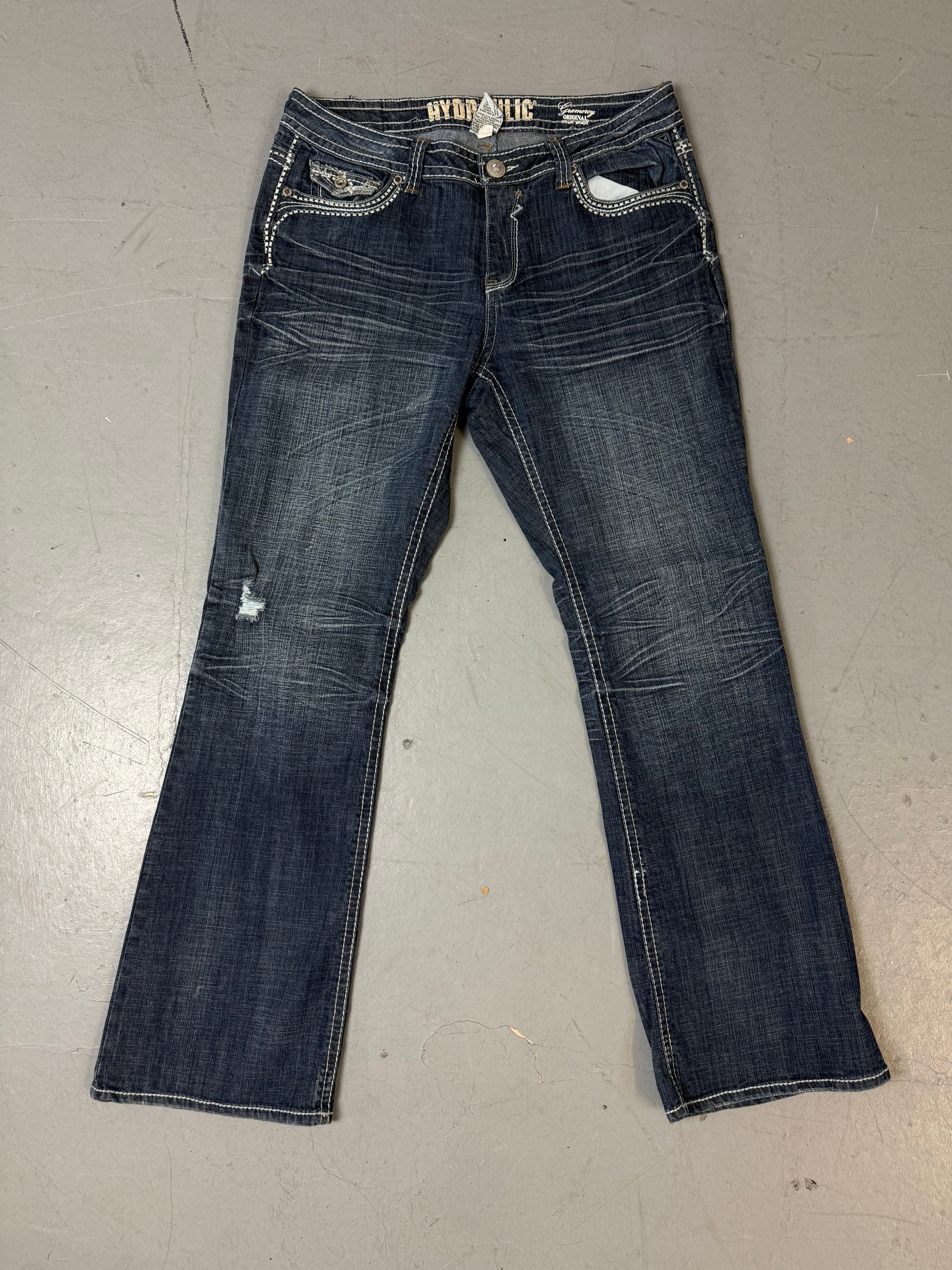 Eine vintage y2k low waist blaue jeans mit stitching auf den Backpockets 