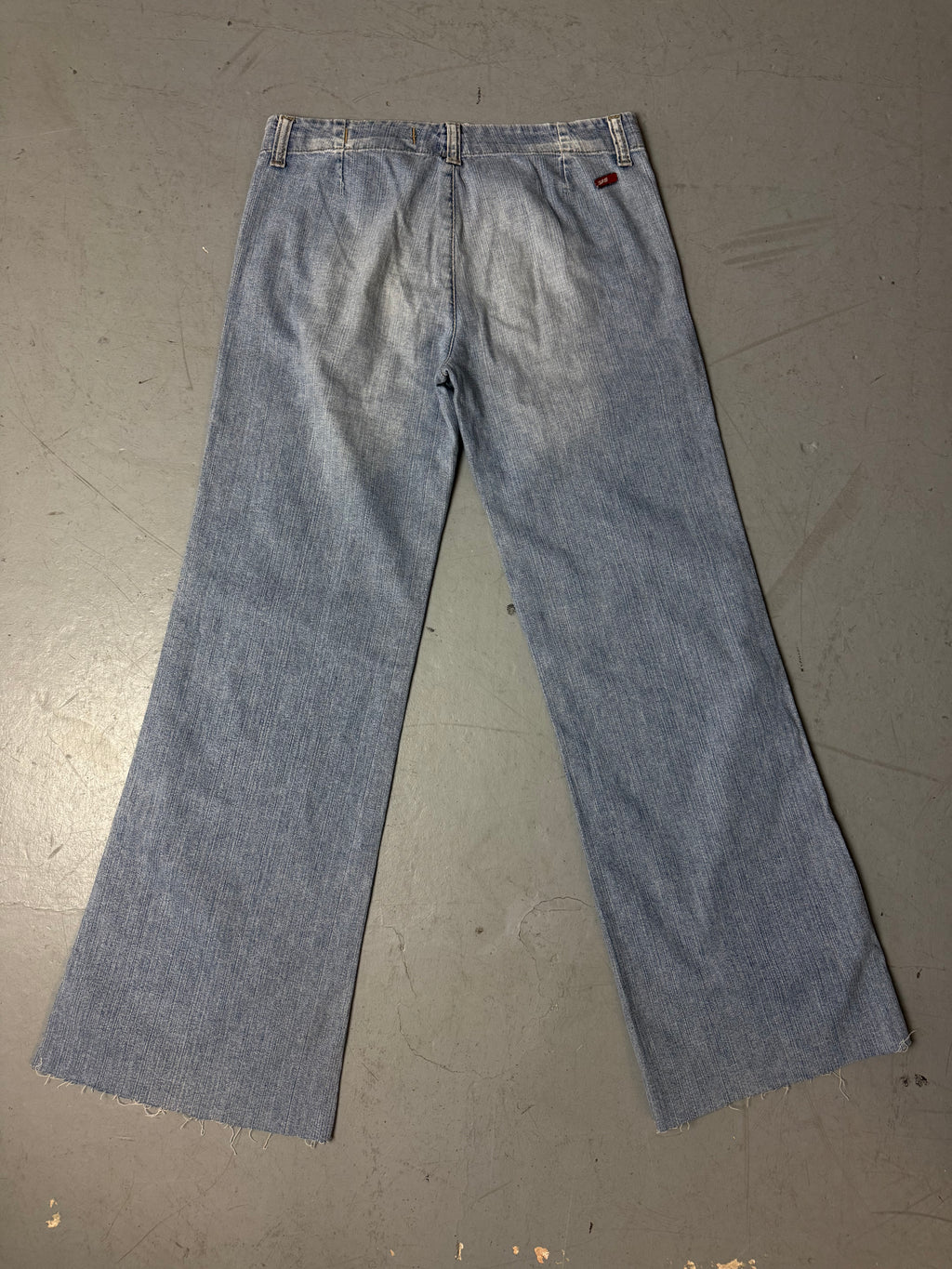 Eine low waist jeans von GAS in hellem Denim und ausgestelltem Bein