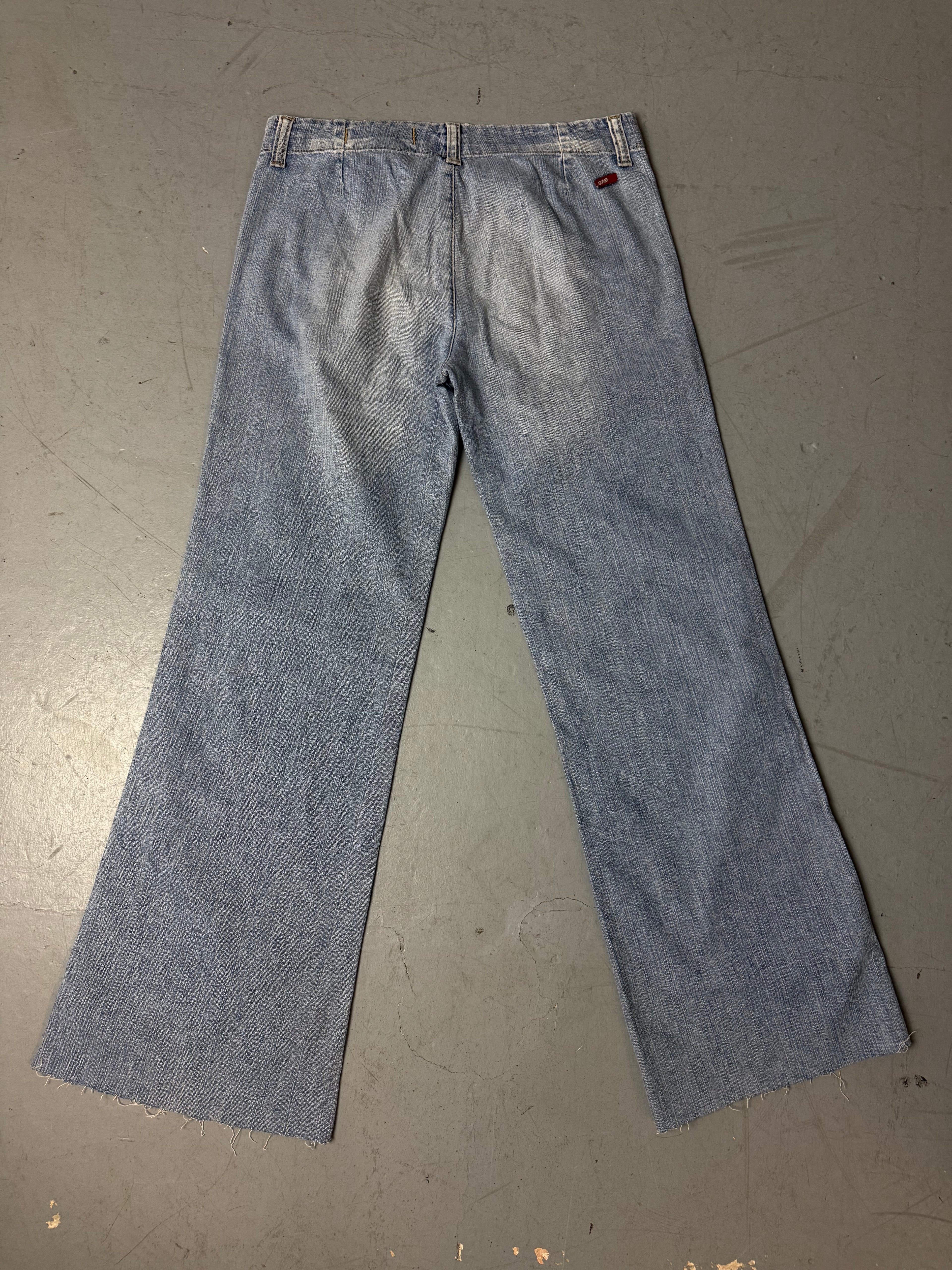 Eine low waist jeans von GAS in hellem Denim und ausgestelltem Bein