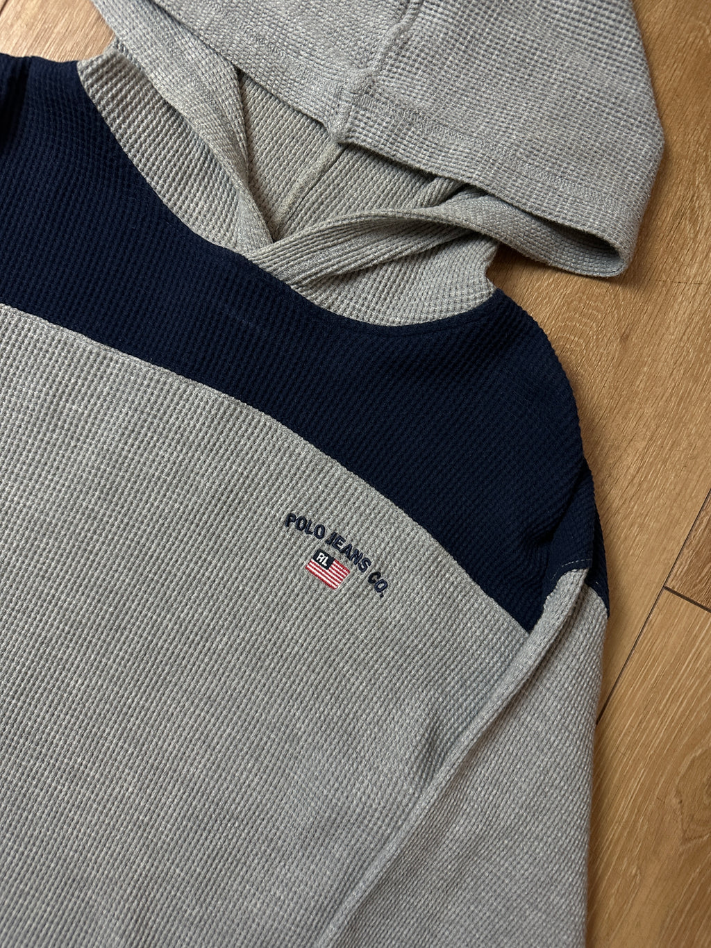 Detailbild von einem Vintage Polo Jeans Hoodie von vorne