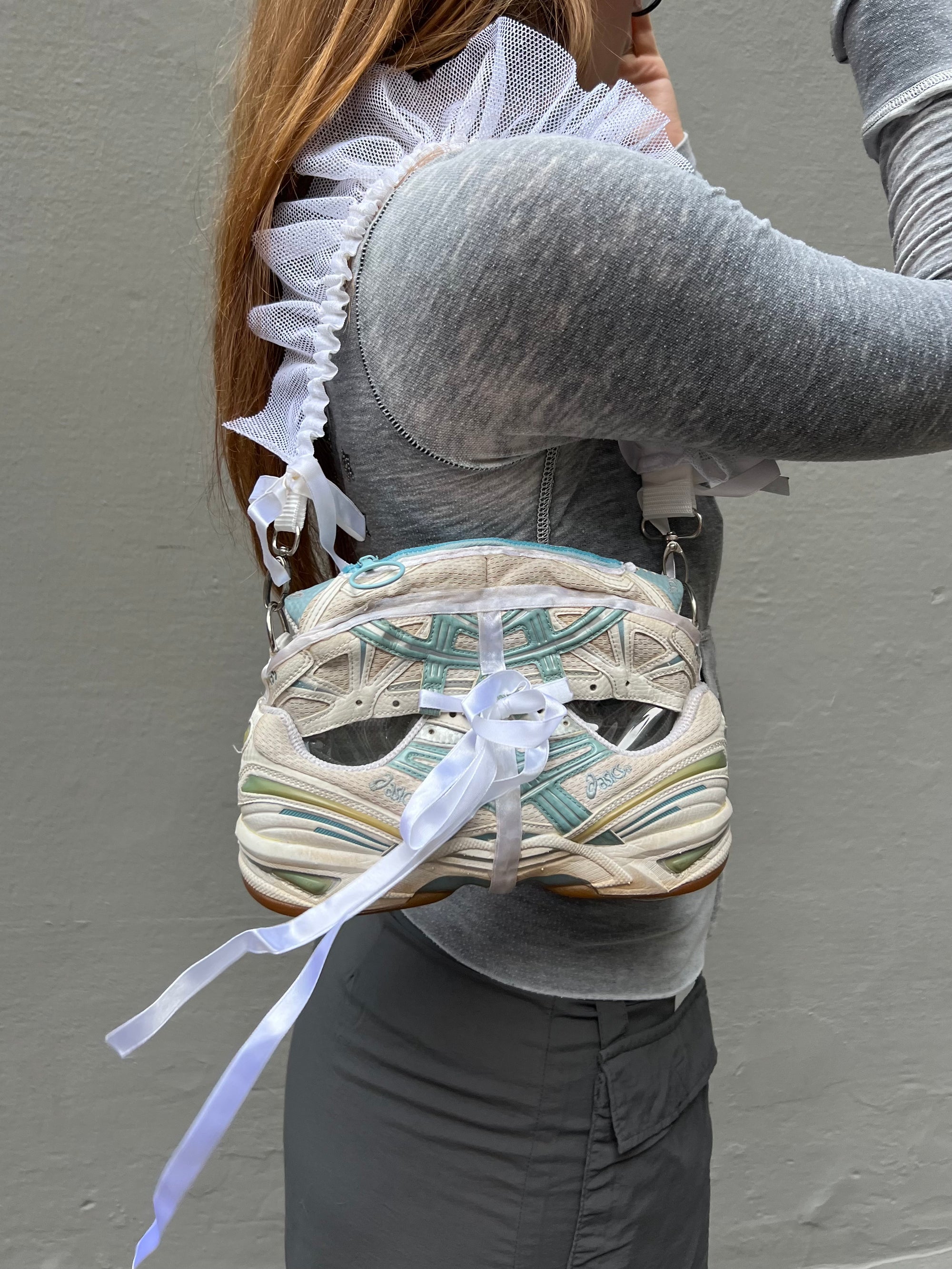 Tragebild der MILLENNIUM2K ASICS Fairy Bag von vorne an einem Weiblichem Model.