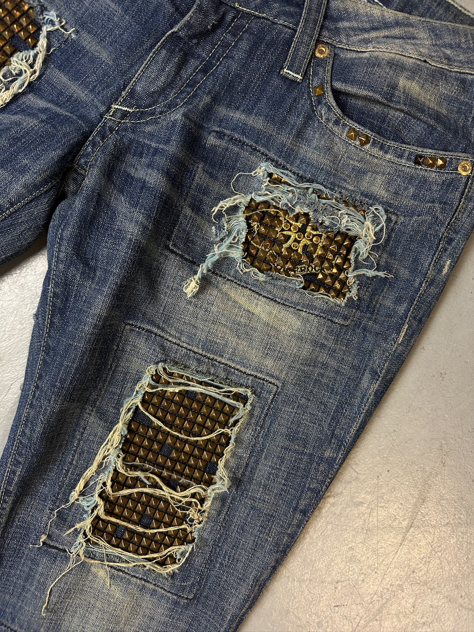 Detailbild von Vintage Robin‘s Jean Crazy Gold Studded Skinny Jeans von vorne