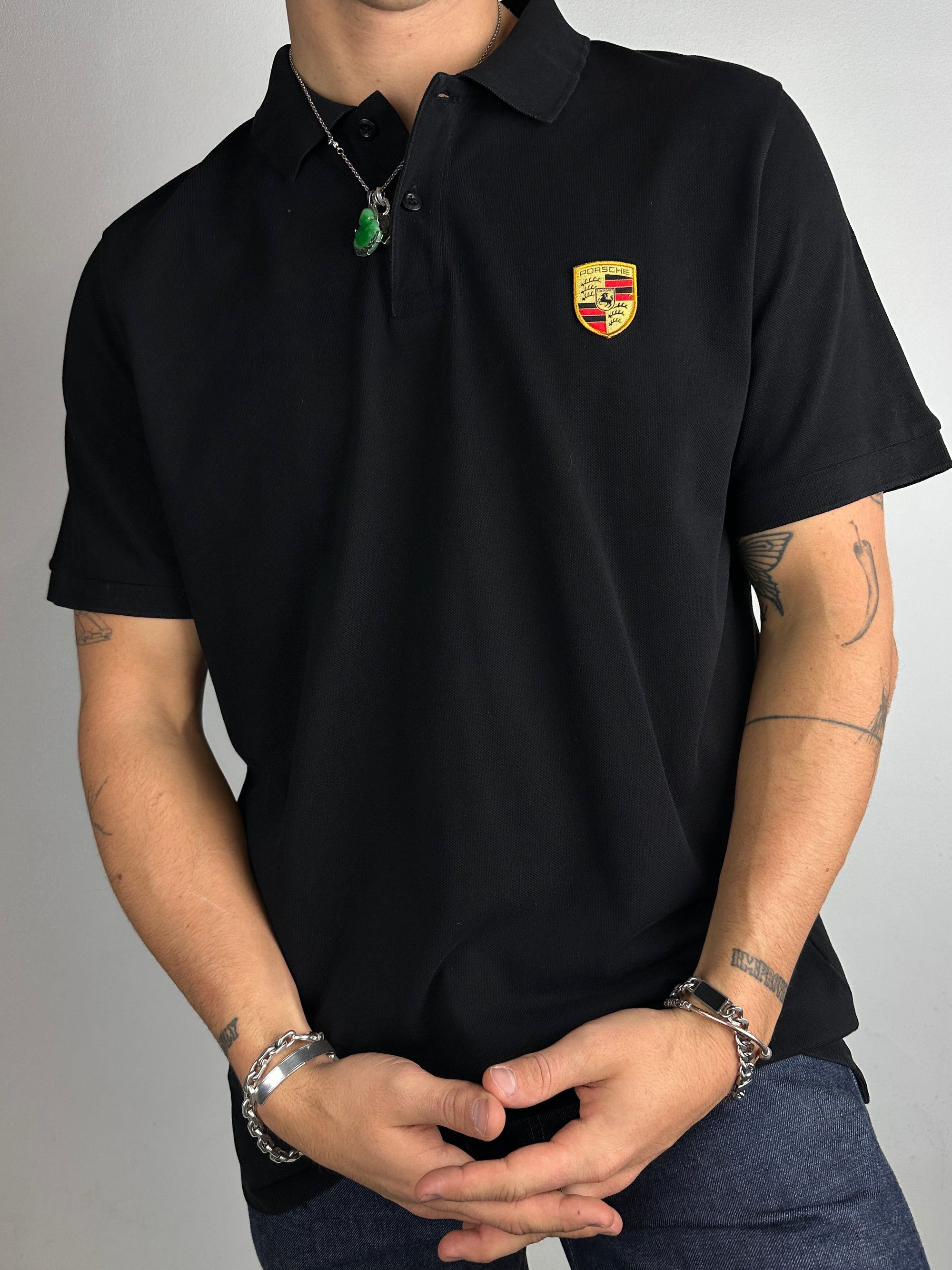 Tragebild von einem Vintage Porsche Black Polo Shirt von vorne 