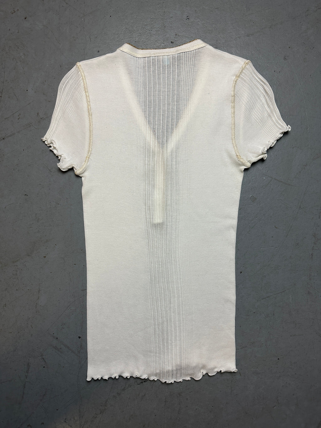 Produktbild von einem Vintage White Guess Ruffle Tee von hinten