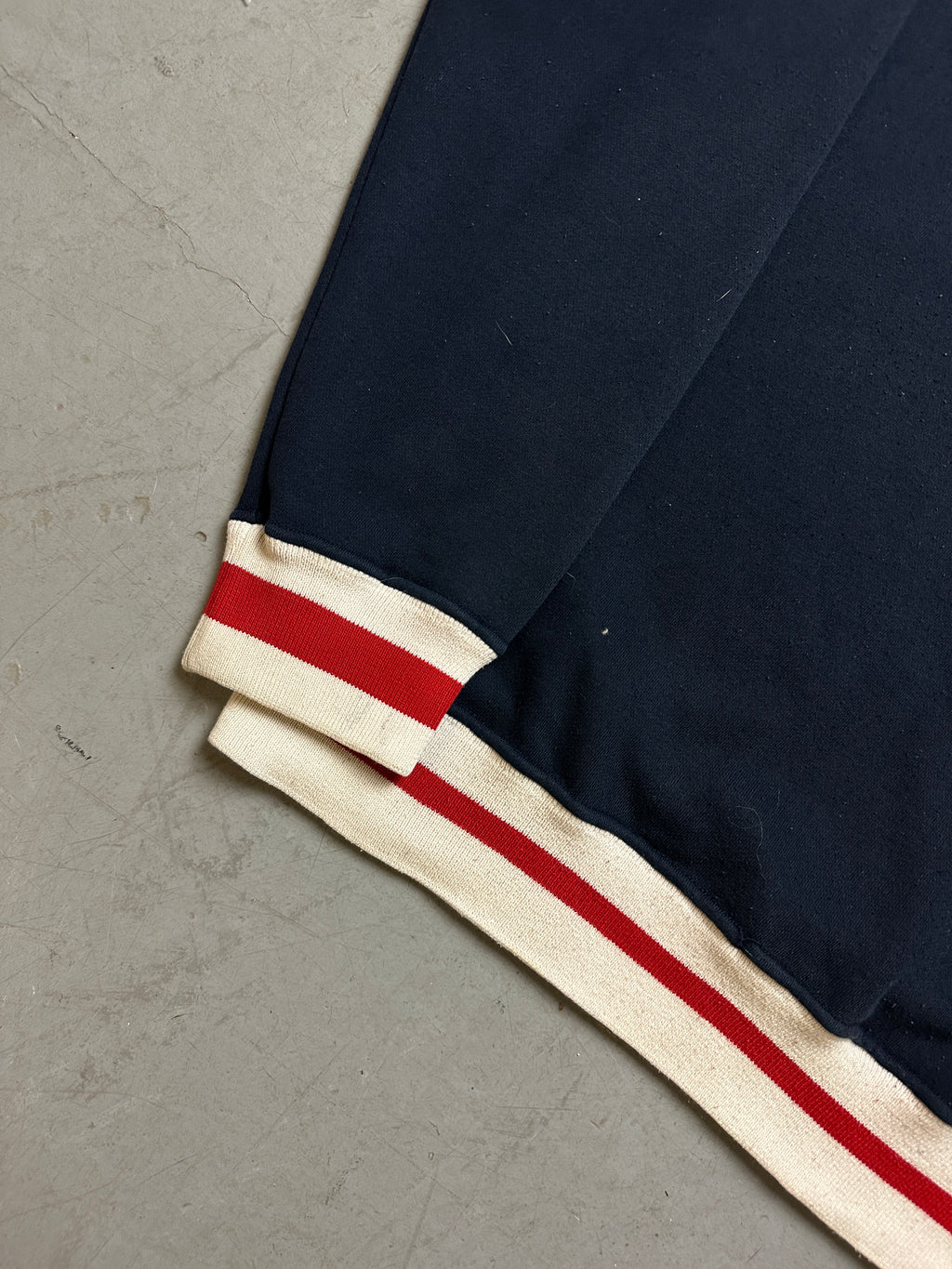 Detailbild von einem Vintage Nike Dark Blue Sweater von Ärmel vorne