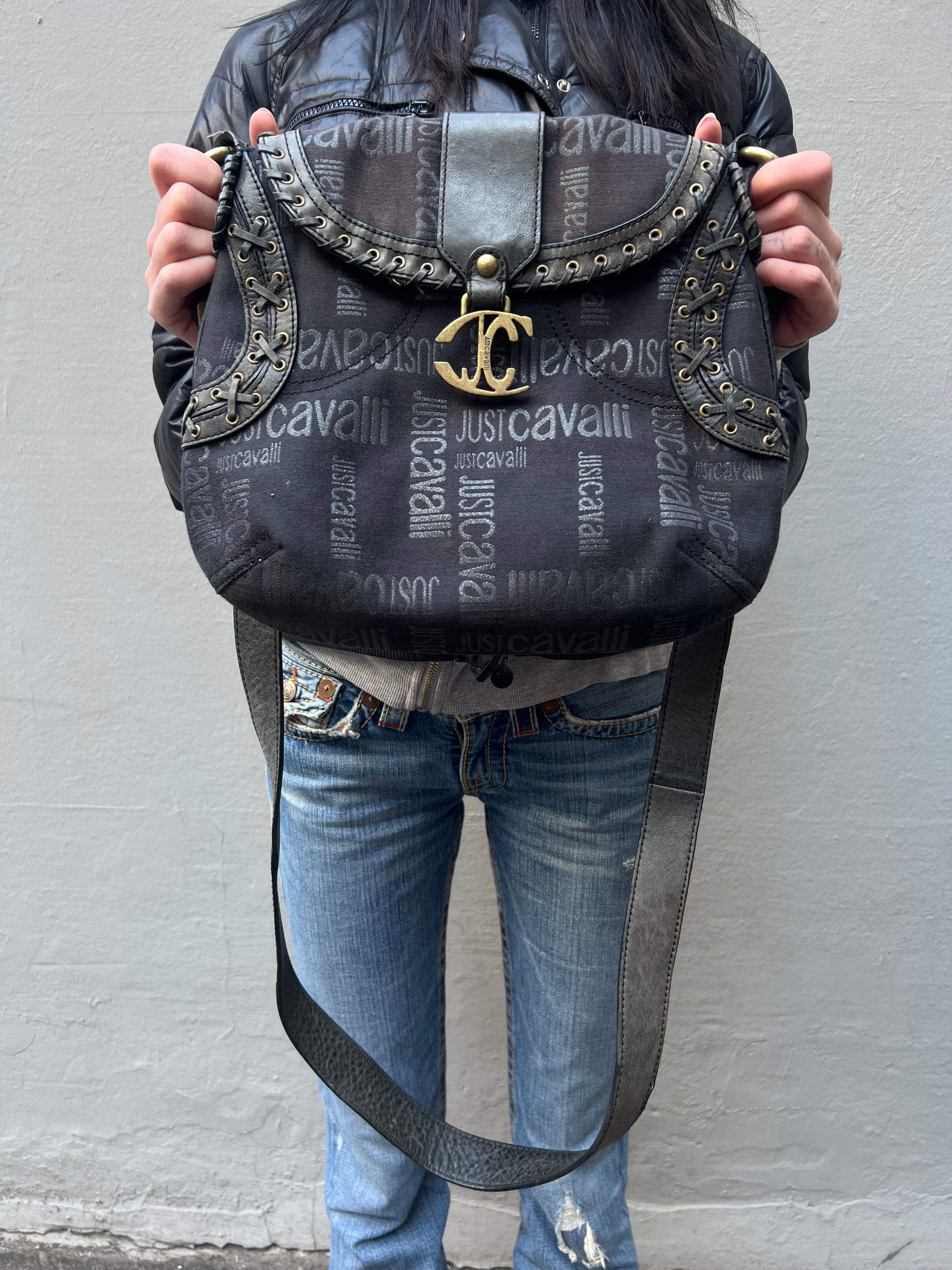 Eine Y2K Designer Umhängetasche von Just Cavalli, der Marke von Roberto Cavalli, in schwarz braun 