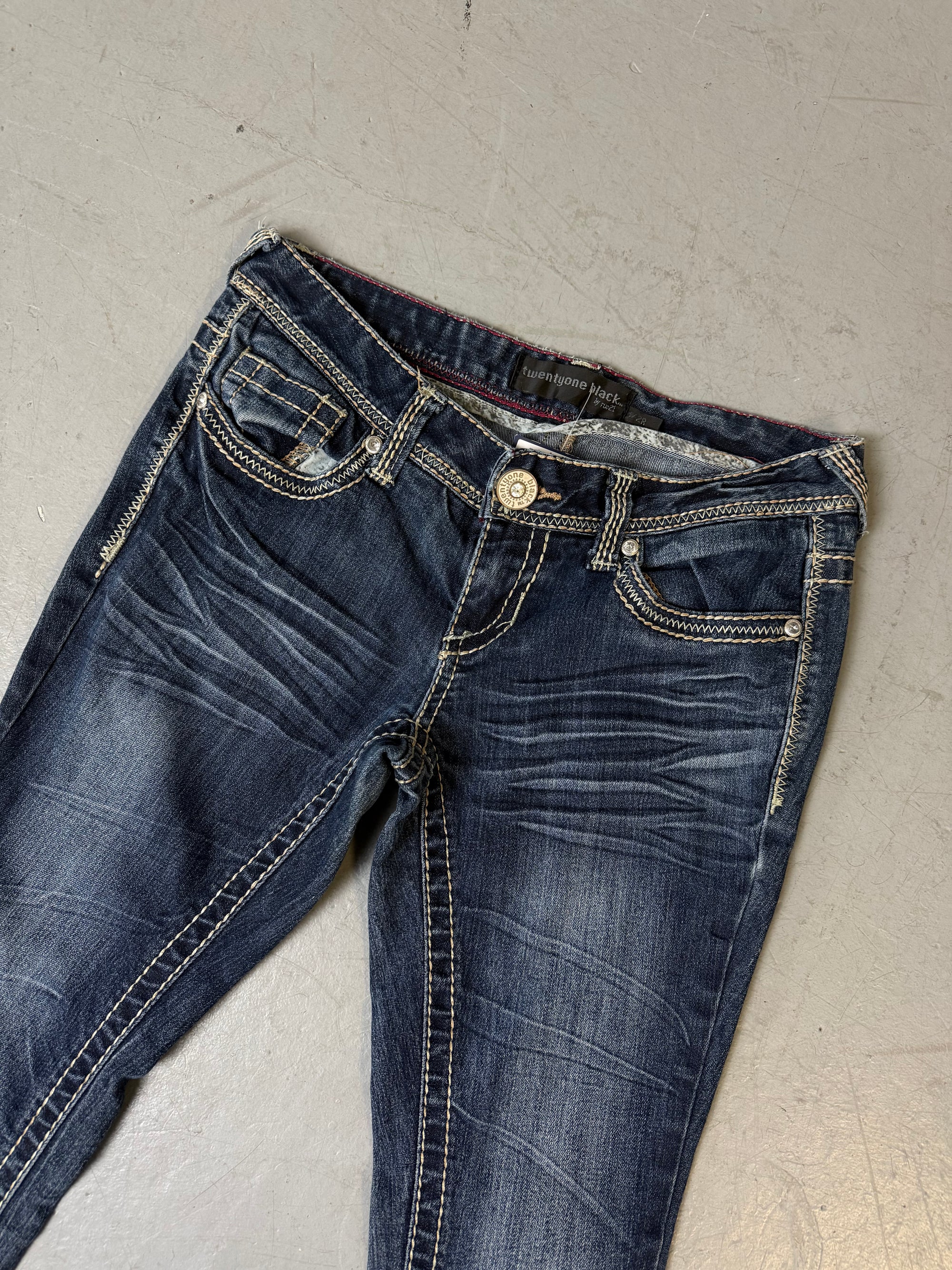 Eine low waist jeans Y2K mit stitching auf den hinteren Taschen 