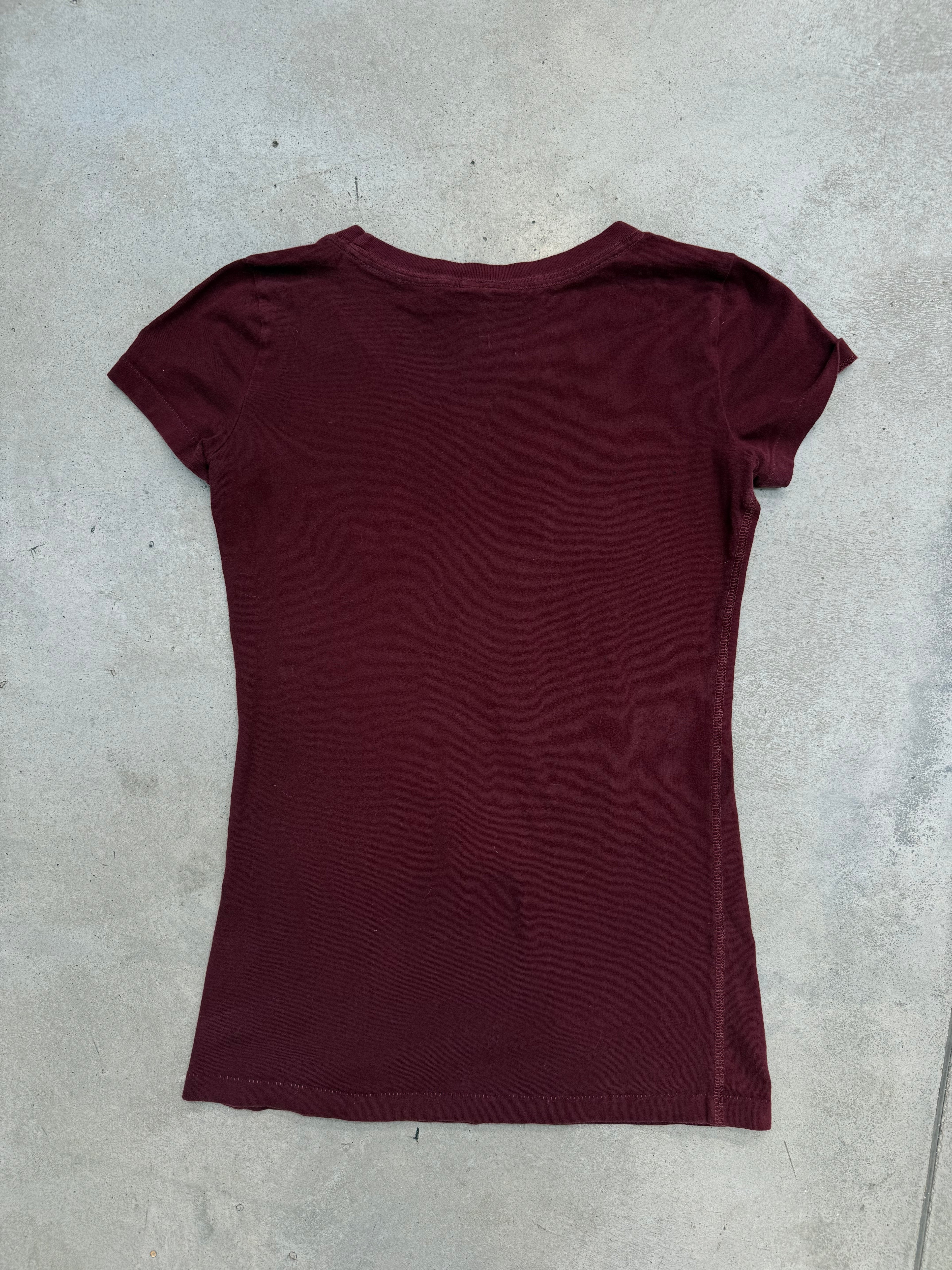 Vintage Abercrombie New York Bordeaux T-Shirt für Damen. Y2K Second Hand 2000s Fashion