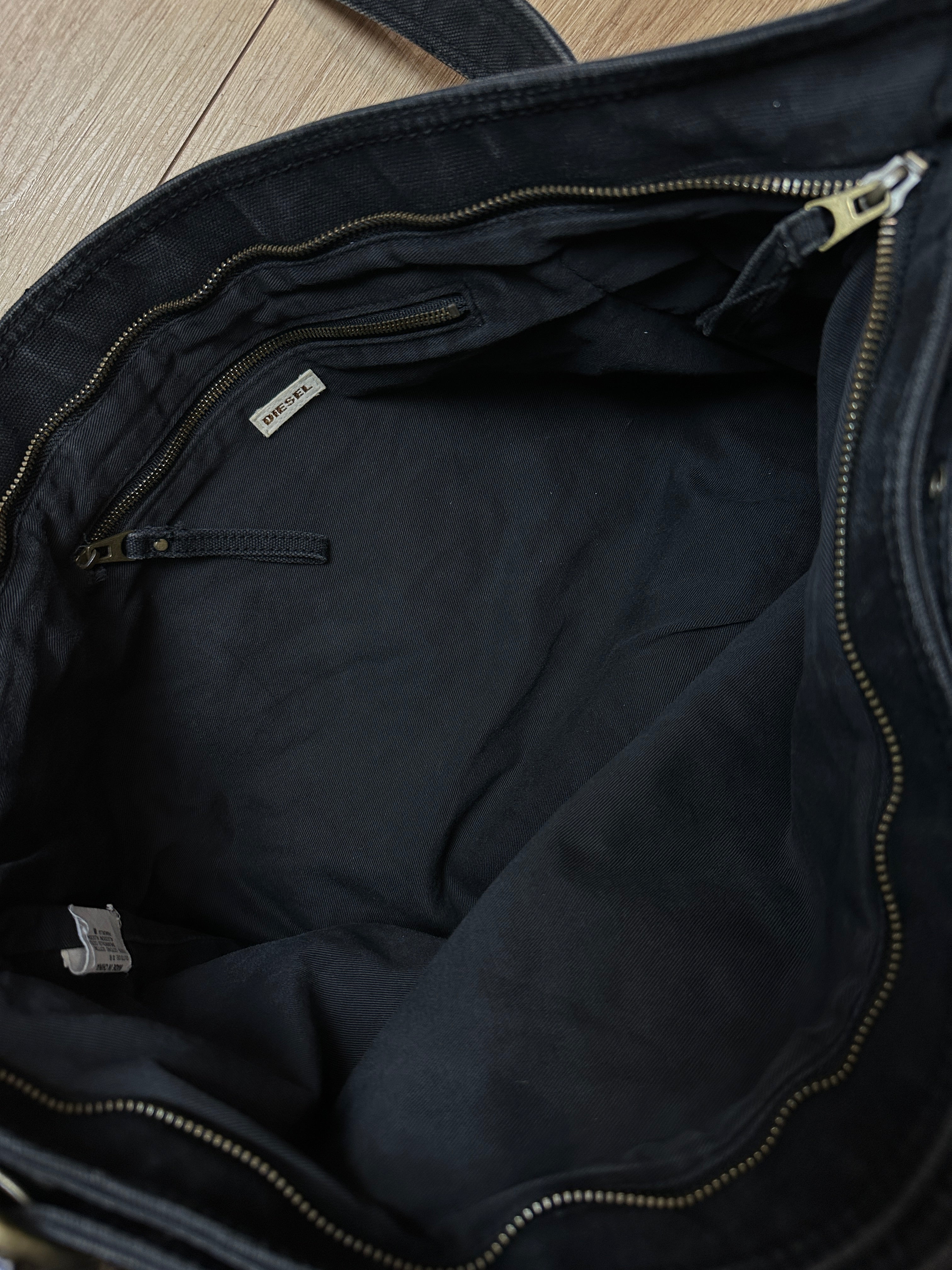 Detailbild von einer Vintage Diesel Tote Denim Bag von innen