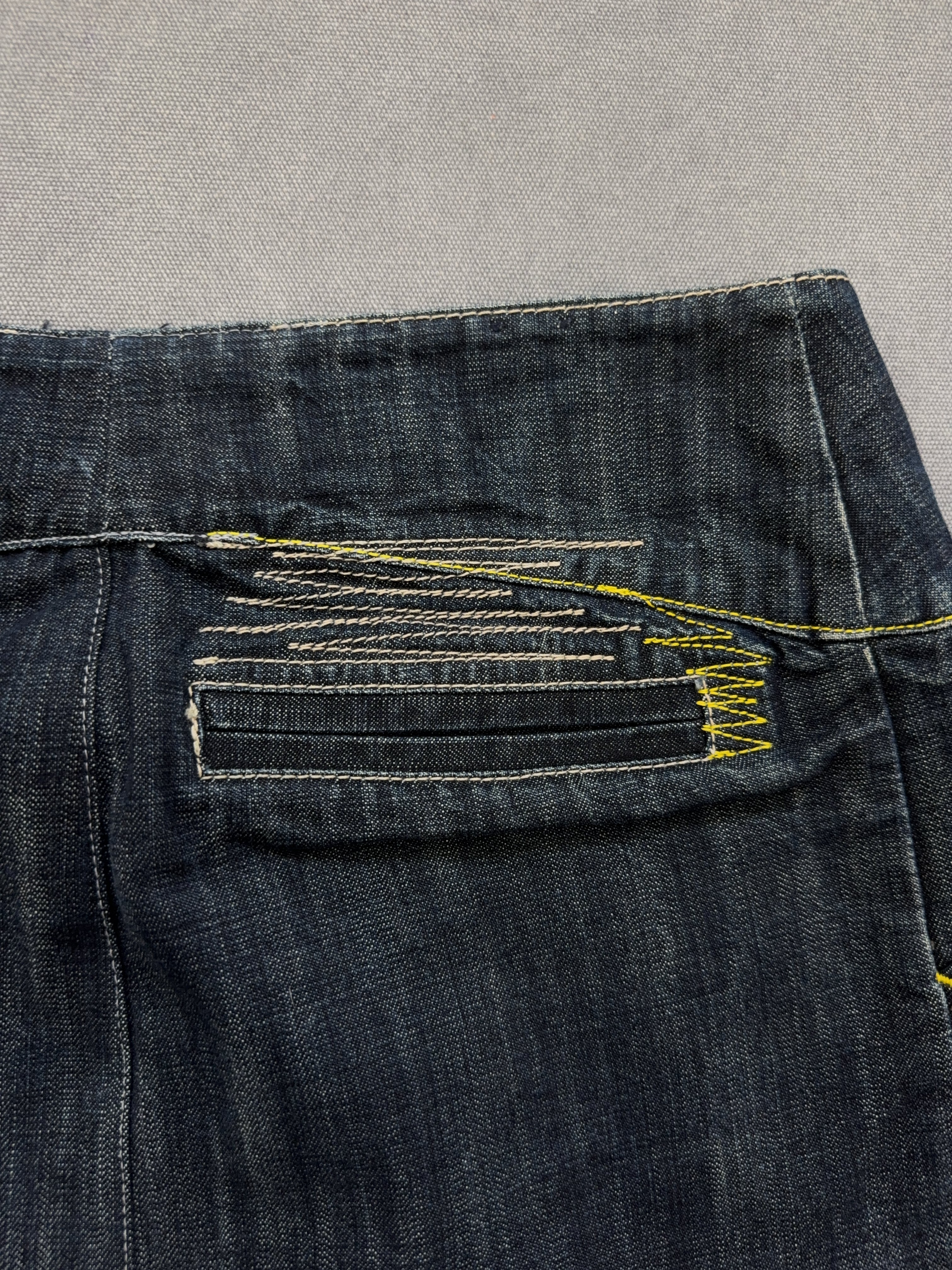 Vintage Guru Jeans Skirt für Damen. Y2K Second Hand 2000s Fashion 