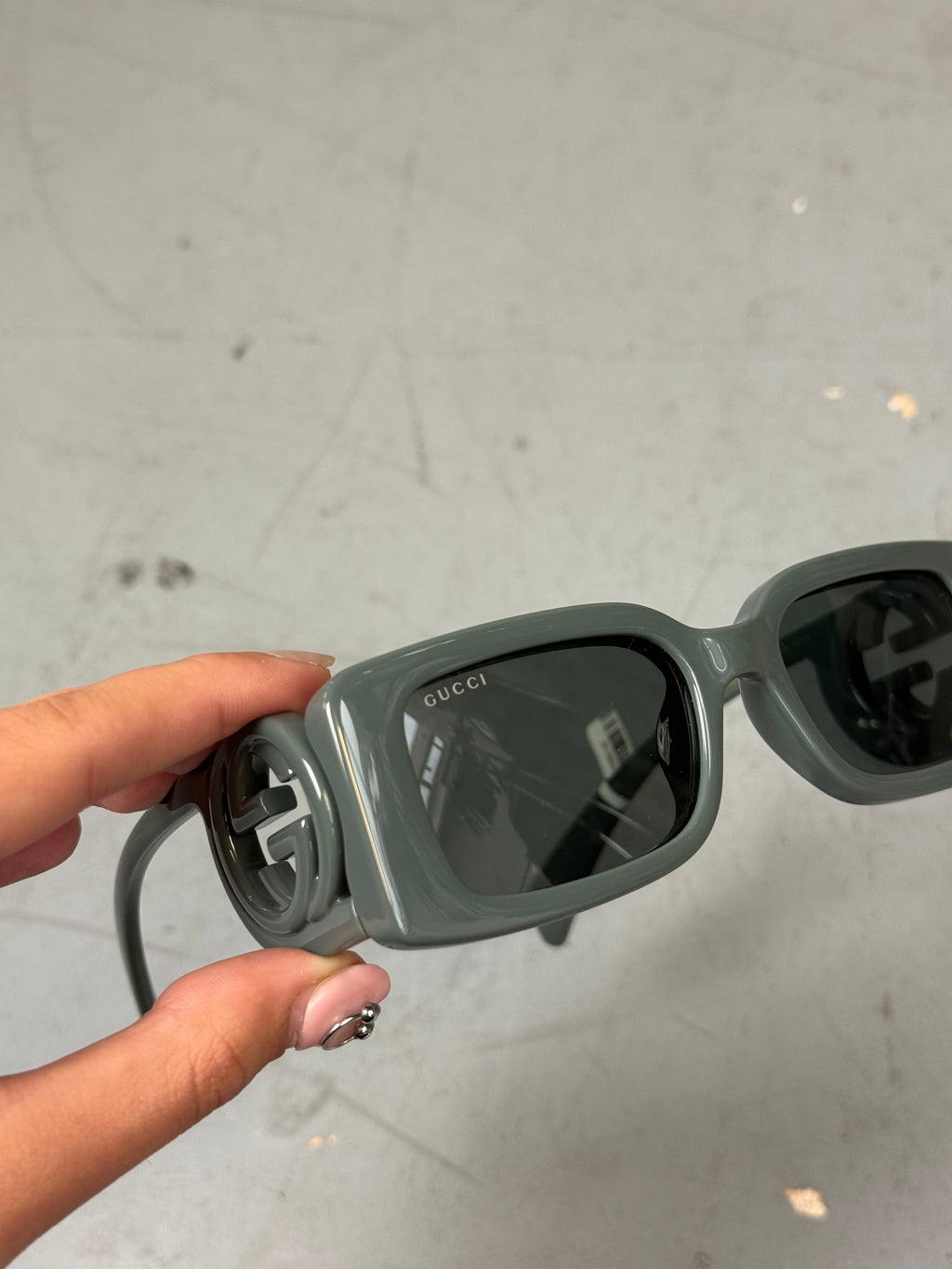 Graue rechteckige Sonnenbrille von gucci mit dickem Gestell 