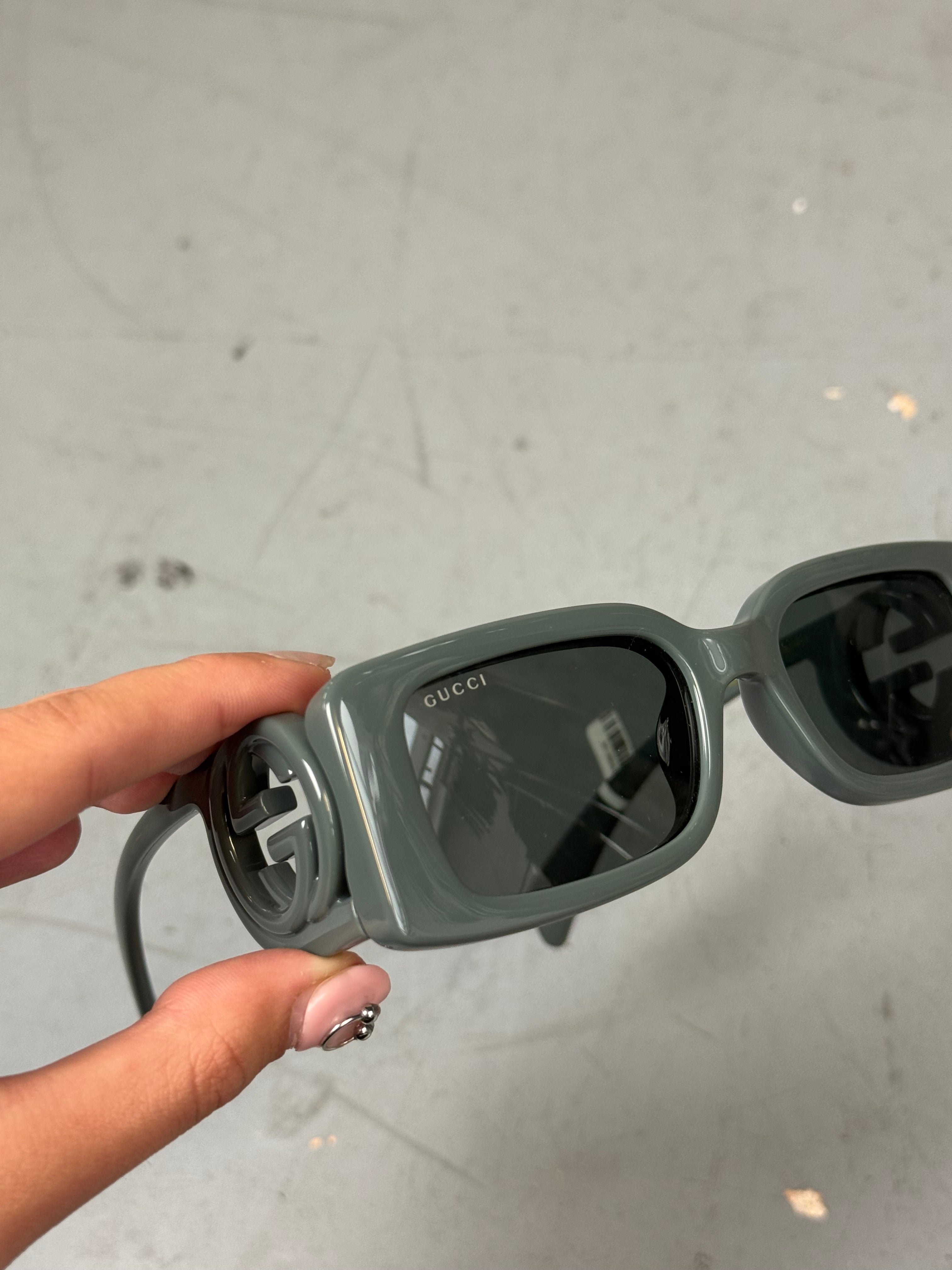 Graue rechteckige Sonnenbrille von gucci mit dickem Gestell 