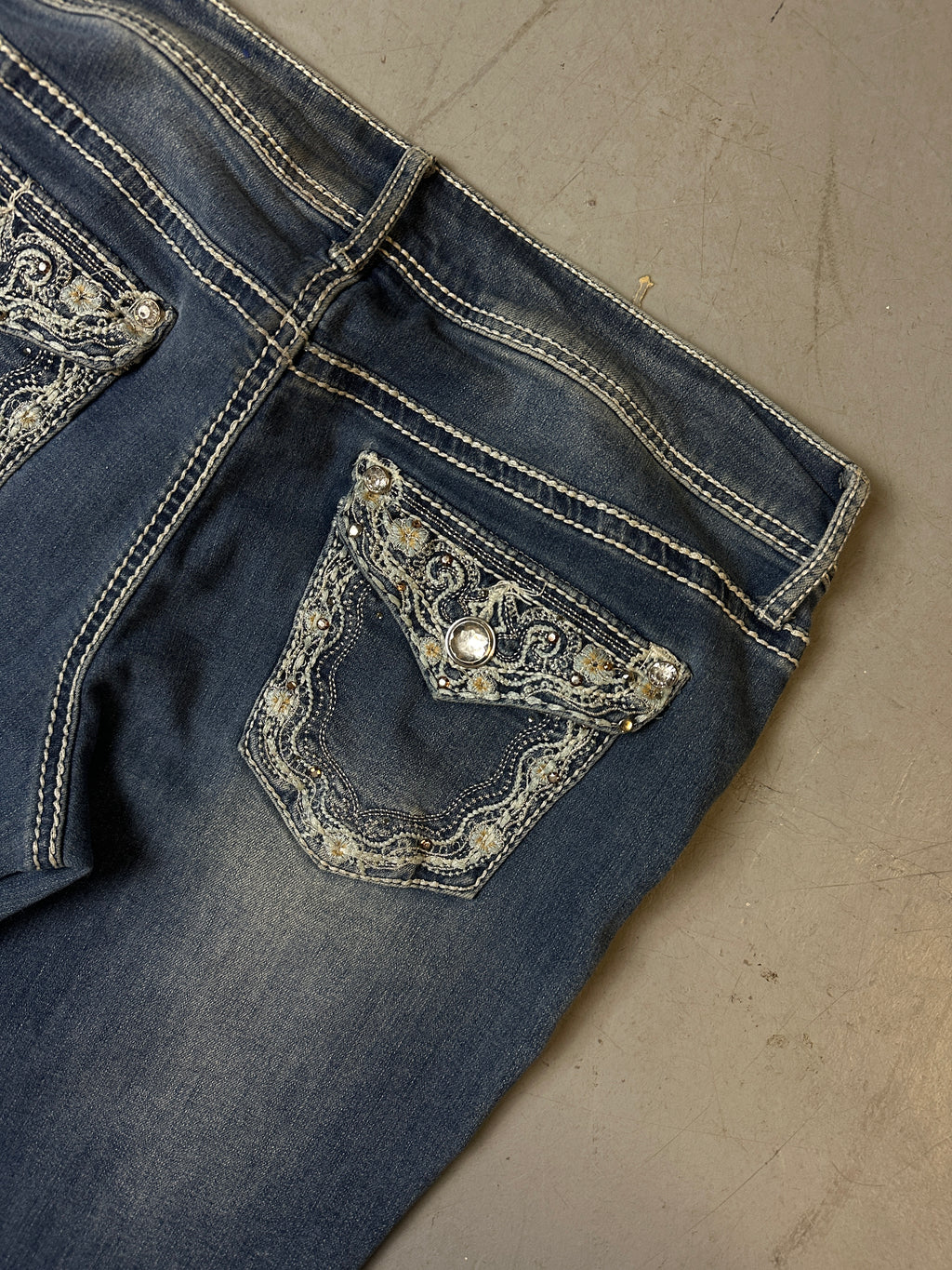 Detailbild von Vintage Stoned and Stitched Backpocket Denim von hinten
