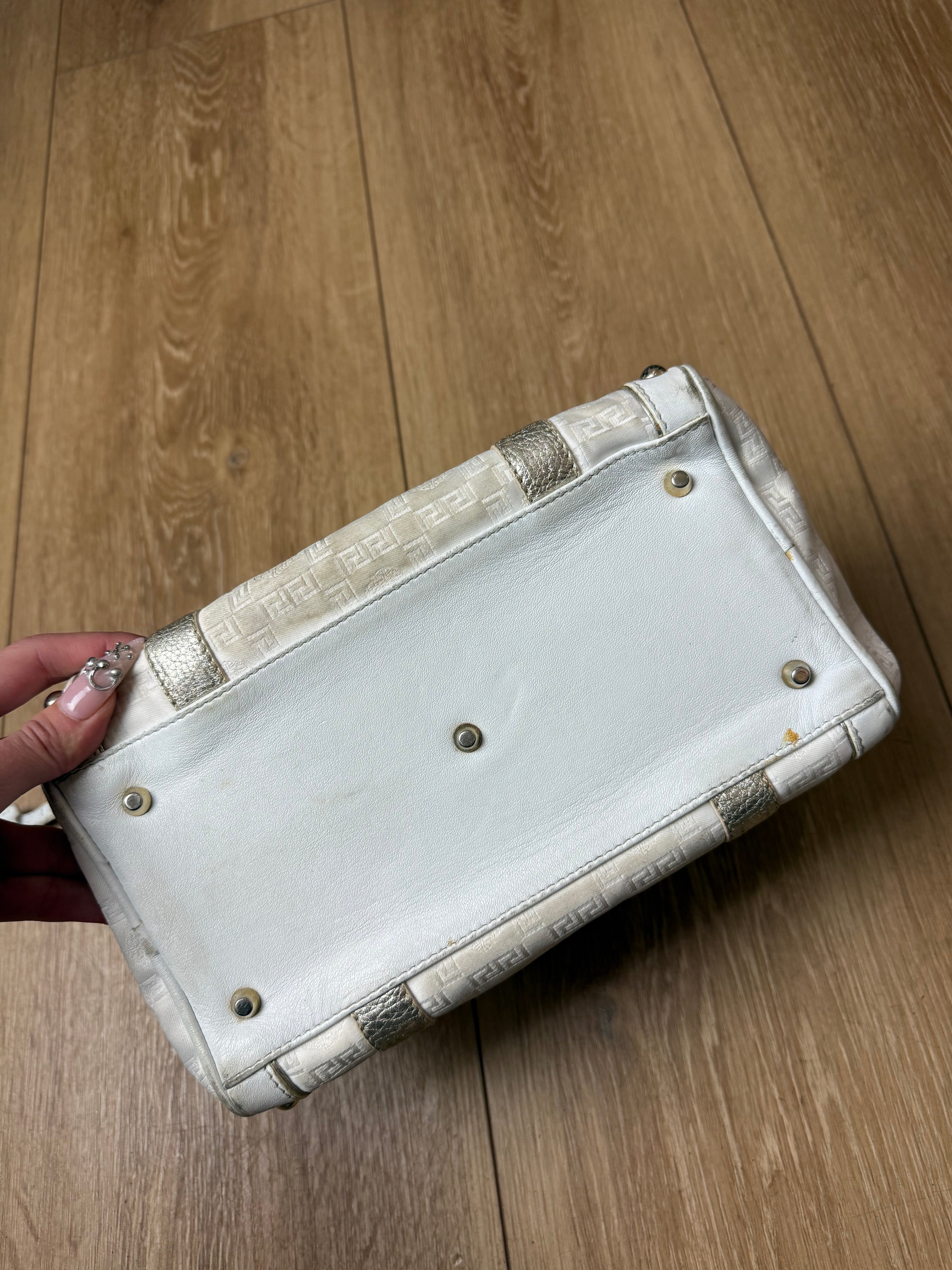 Detailbild von einer Vintage Versace White Boston Leather Bag von unten