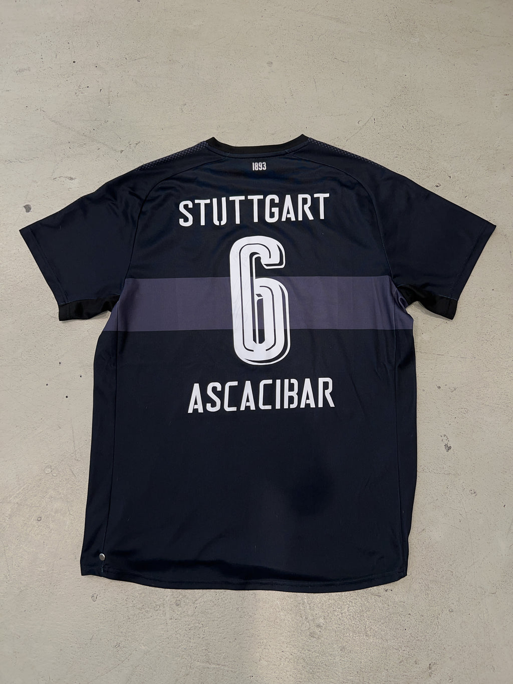 Vintage Puma VfB Trikot für Herren. Y2K Second Hand 2000s Fashion.