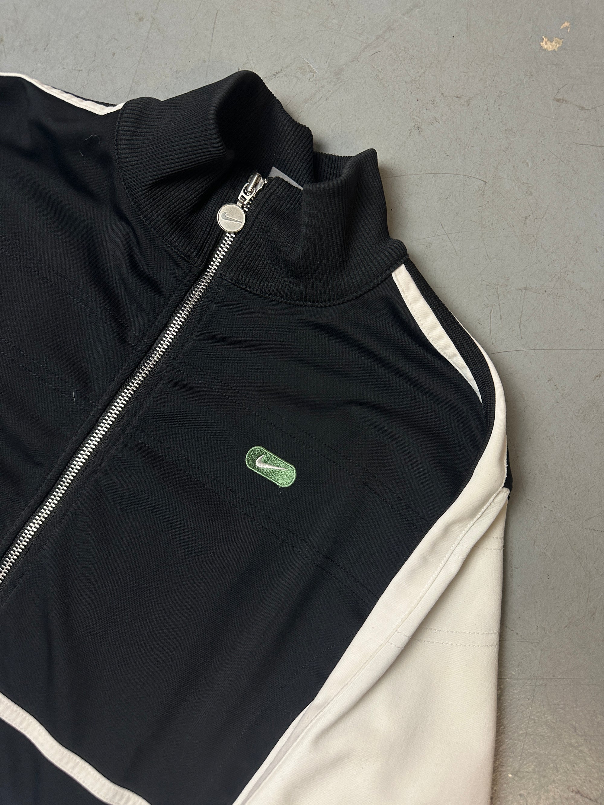 Detailbild von Vintage Nike Track Jacket von vorne