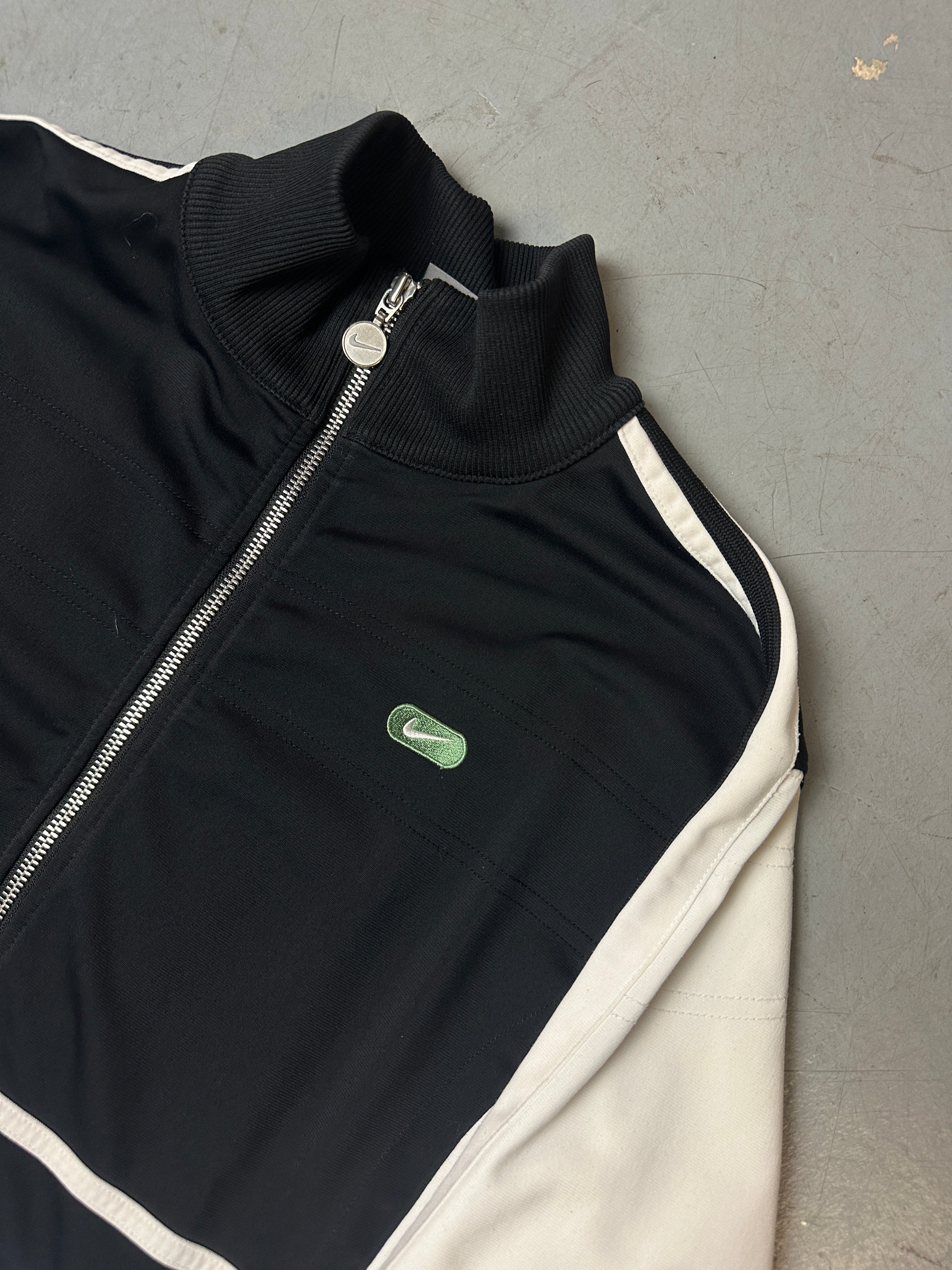 Detailbild von Vintage Nike Track Jacket von vorne