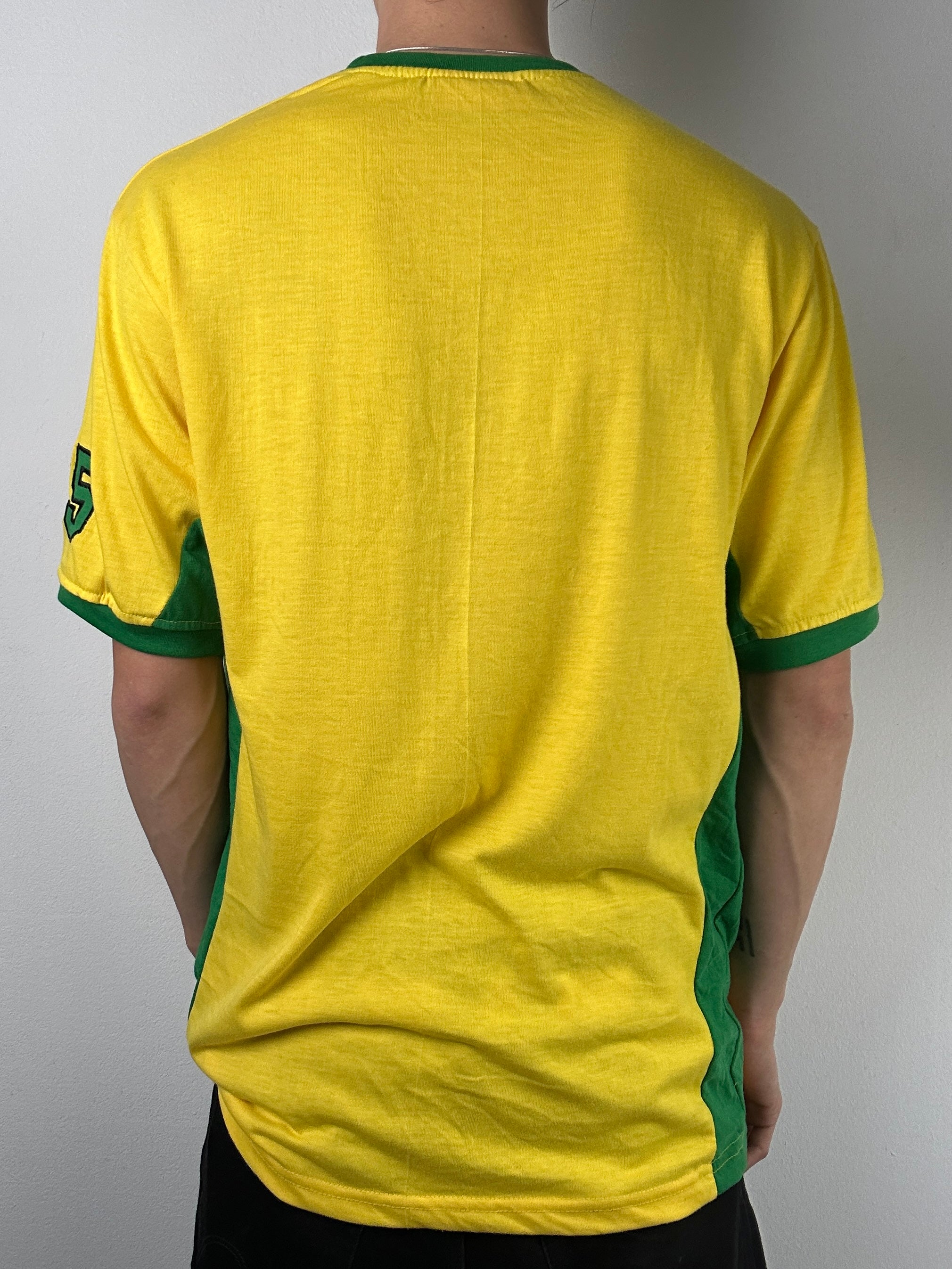 Vintage Jamaica Printed T-Shirt in gelb und grün für Herren. Y2K Second Hand 2000s Fashion