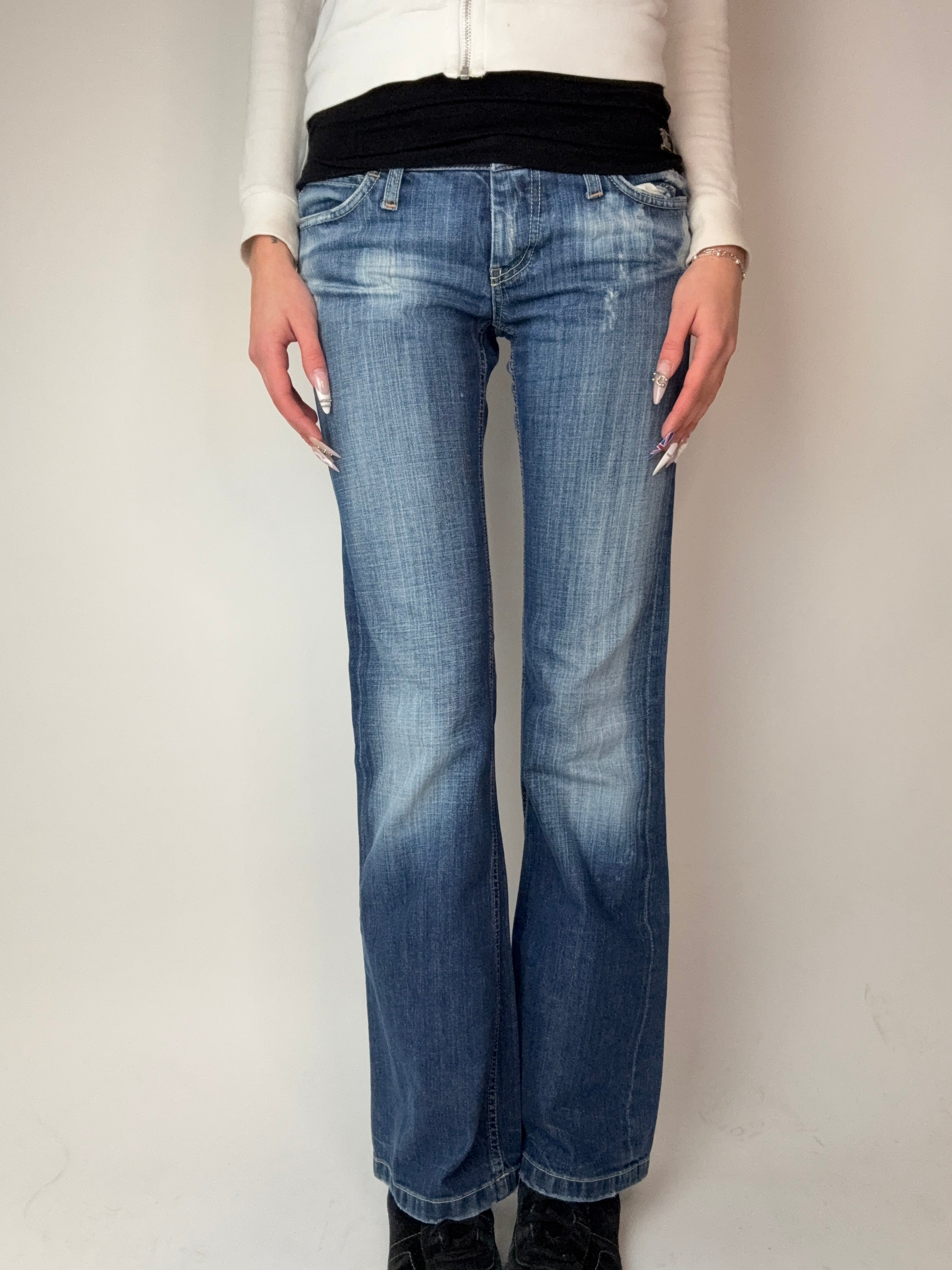 Vintage Gang Low Waist Bootcut Jeans für Damen. Y2K Second Hand 2000s Fashion