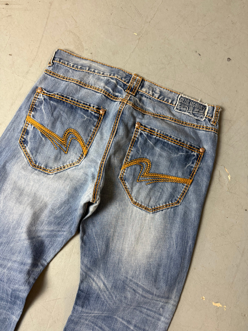 Detailbild von einer Vintage Blue Monkey Baggy Jeans von Hosentaschen hinten