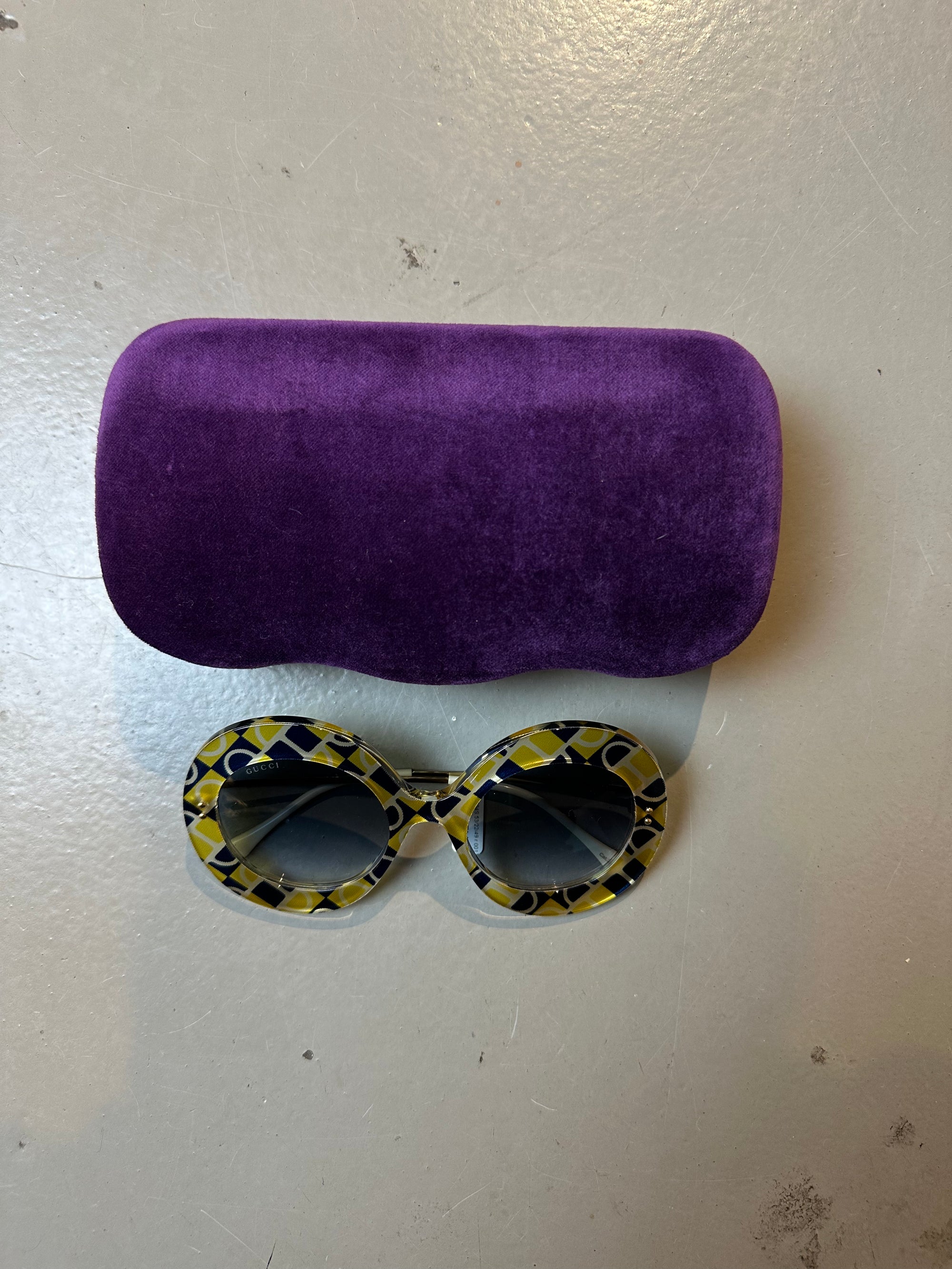 Produktbild der Gucci Sunglasses von vorne mit Case.